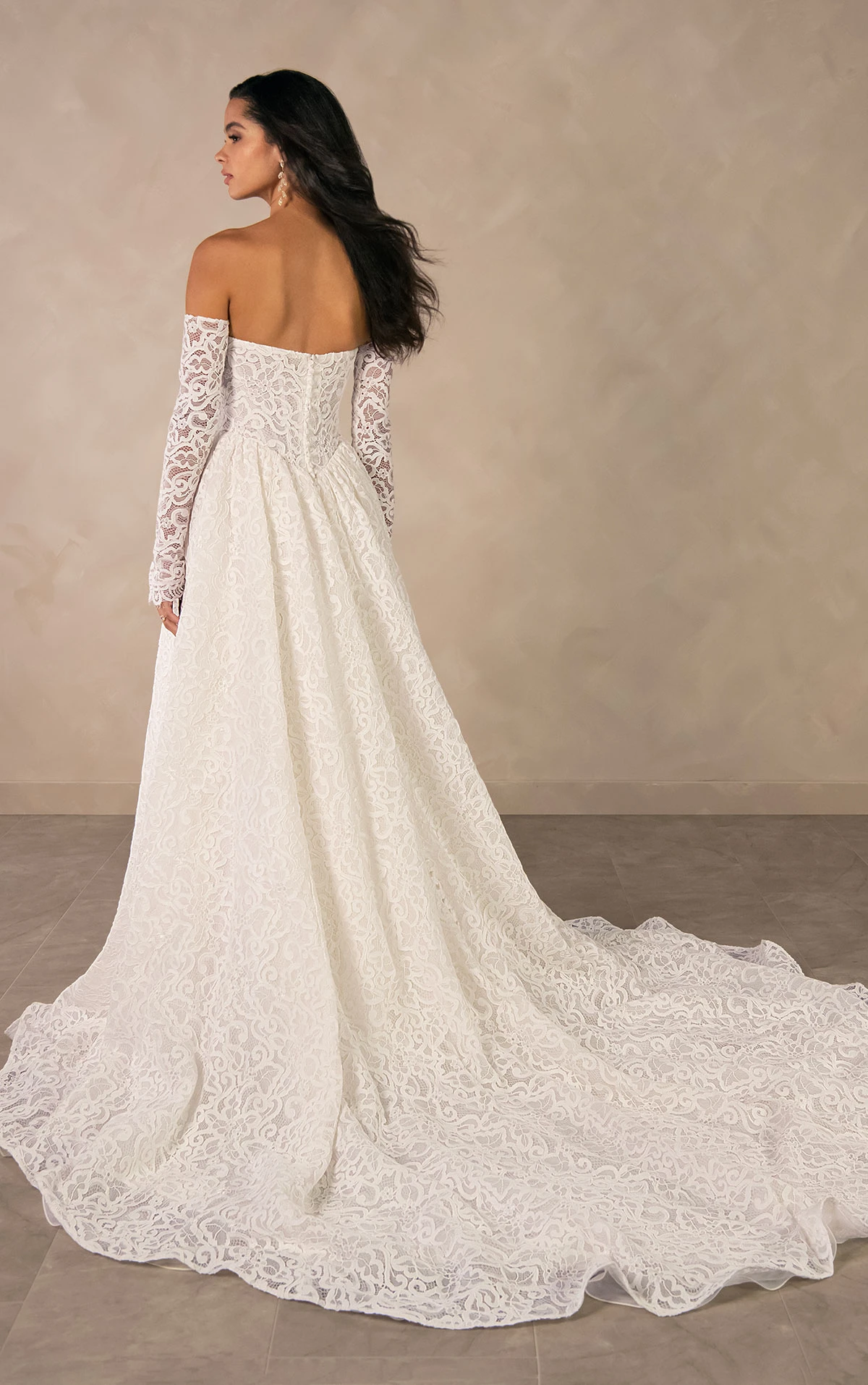 d4591 A-Linien-Brautkleid aus Allover-Spitze mit abnehmbaren langen Ärmeln  by Essense of Australia