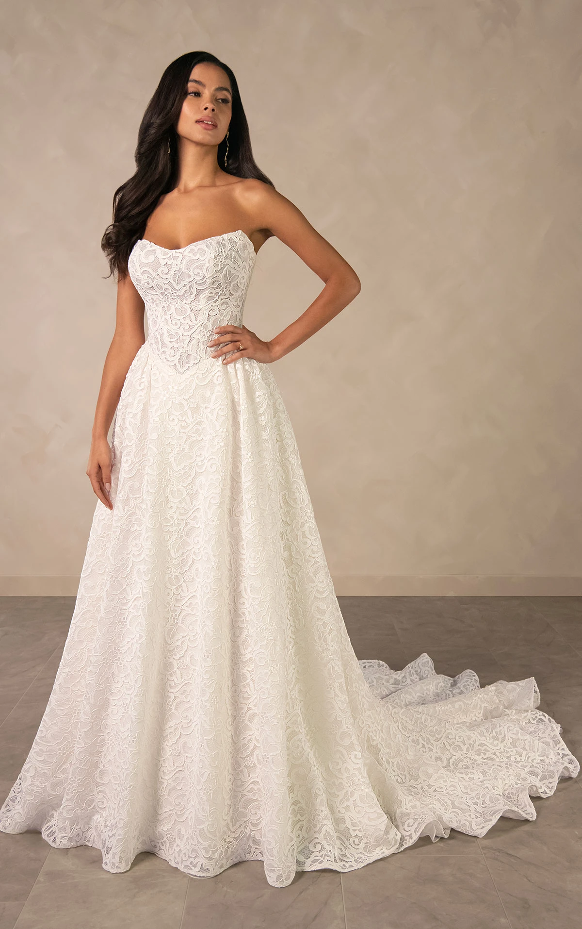 d4591 A-Linien-Brautkleid aus Allover-Spitze mit abnehmbaren langen Ärmeln  by Essense of Australia