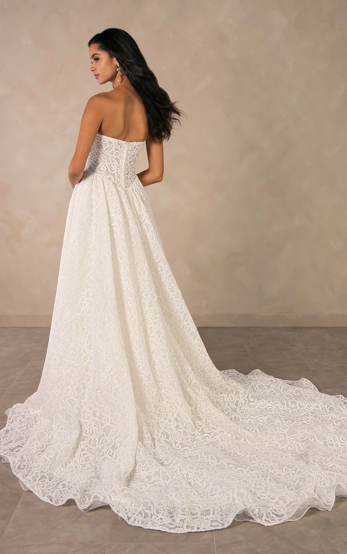 d4591 A-Linien-Brautkleid aus Allover-Spitze mit abnehmbaren langen Ärmeln  by Essense of Australia
