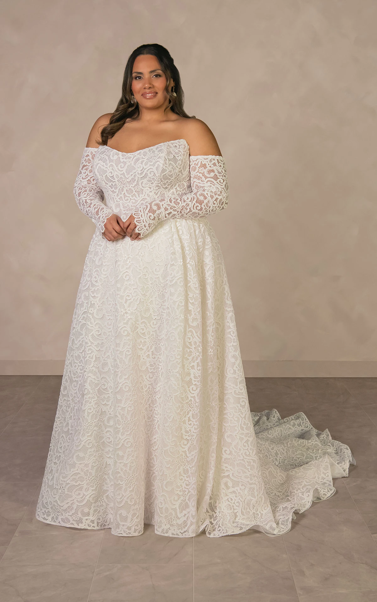 d4591+ Hochzeitskleid in A-Linie in Übergröße, komplett aus Spitze, mit abnehmbaren langen Ärmeln  by Essense of Australia