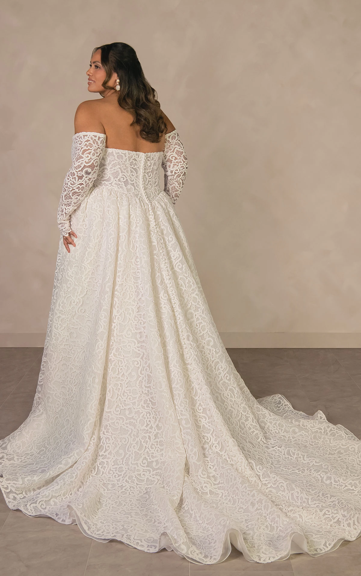 d4591+ Hochzeitskleid in A-Linie in Übergröße, komplett aus Spitze, mit abnehmbaren langen Ärmeln  by Essense of Australia