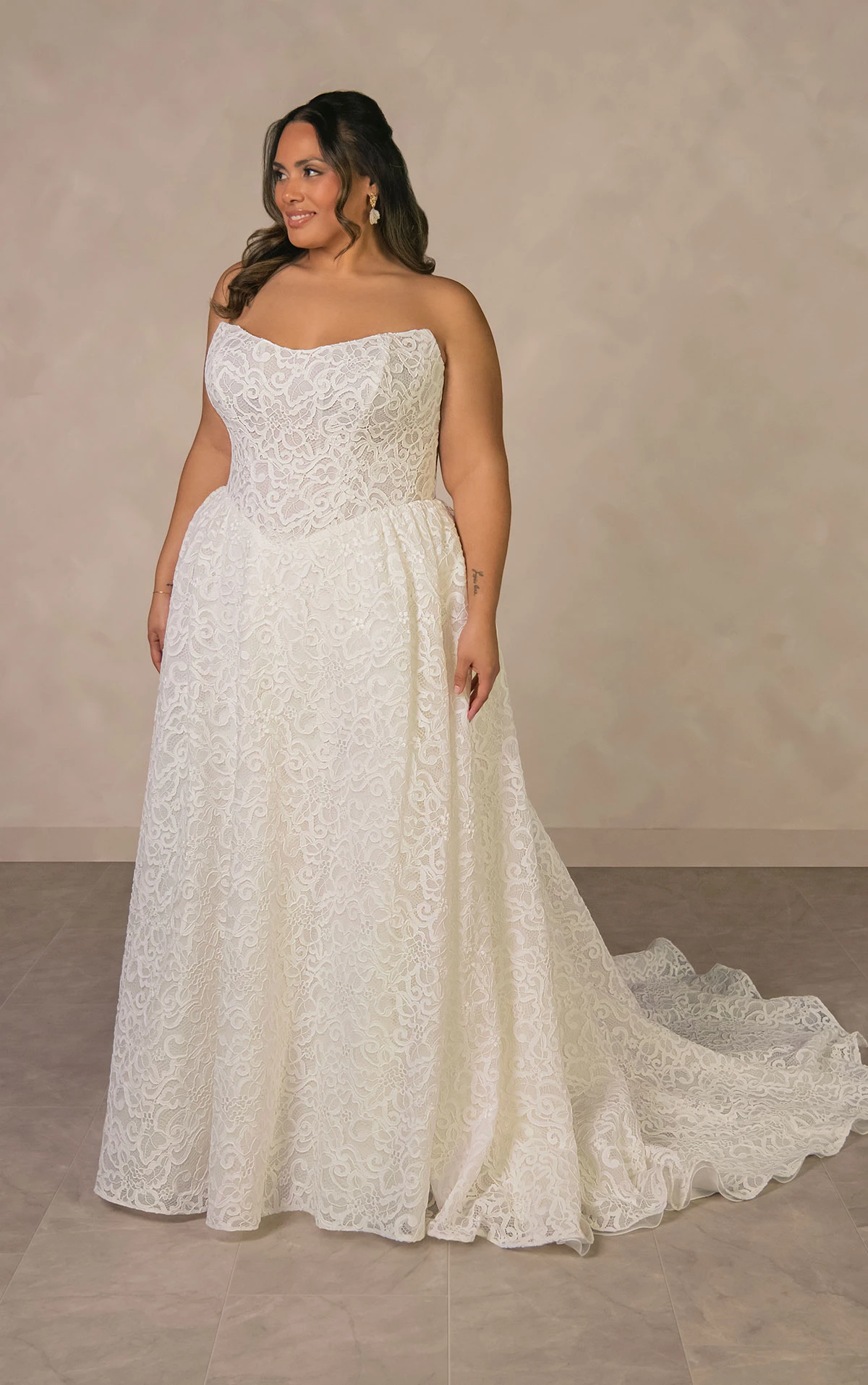 d4591+ Hochzeitskleid in A-Linie in Übergröße, komplett aus Spitze, mit abnehmbaren langen Ärmeln  by Essense of Australia