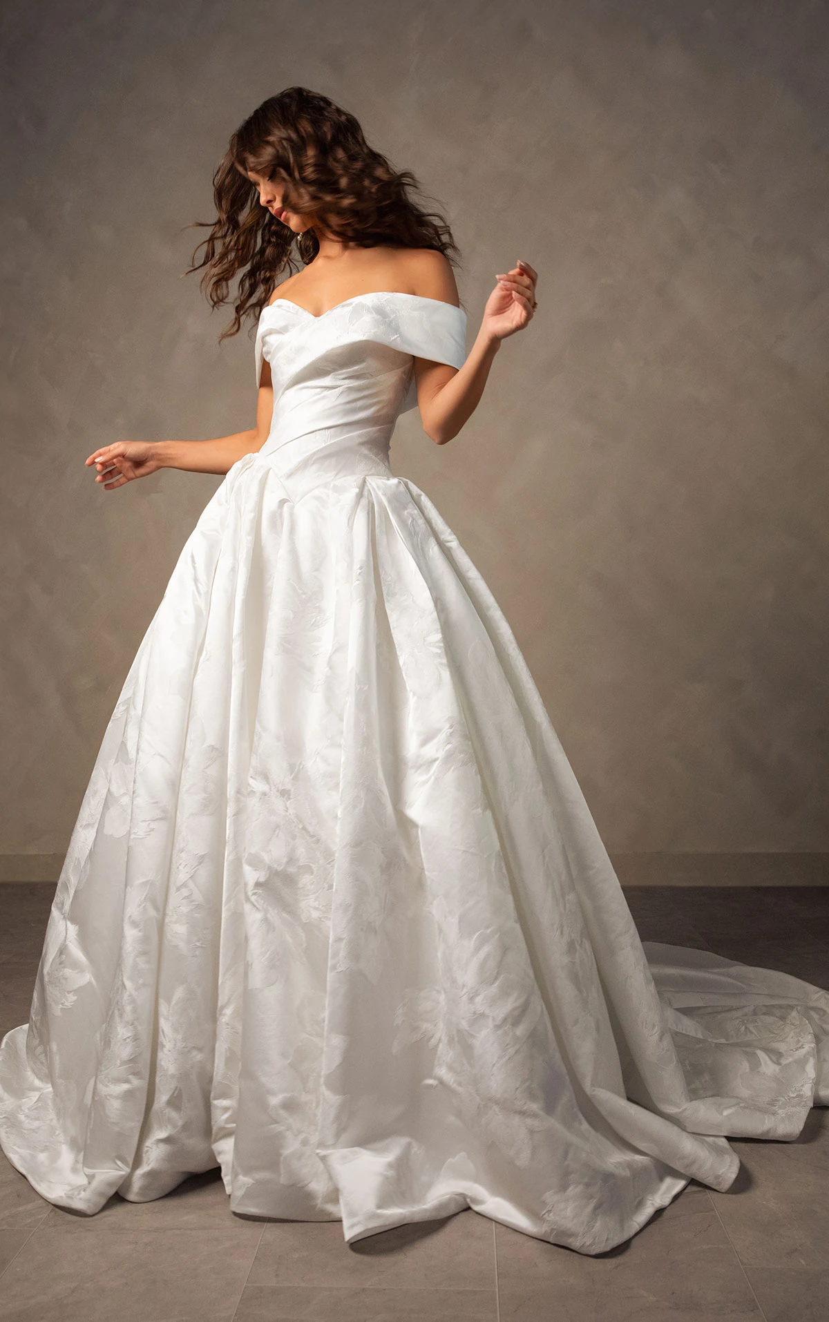 d4604 Royales schulterfreies Ball-Brautkleid aus Jacquard mit Couture-Drapierung  by Essense of Australia
