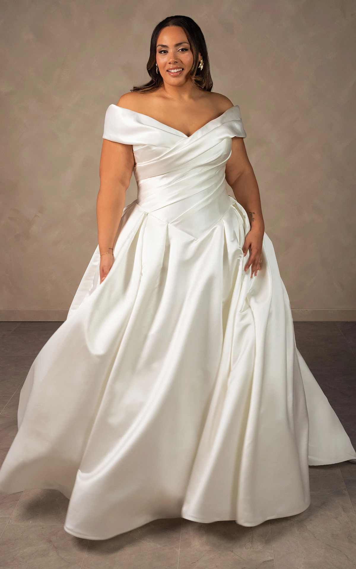 d4604 Royales schulterfreies Ball-Brautkleid aus Jacquard mit Couture-Drapierung  by Essense of Australia