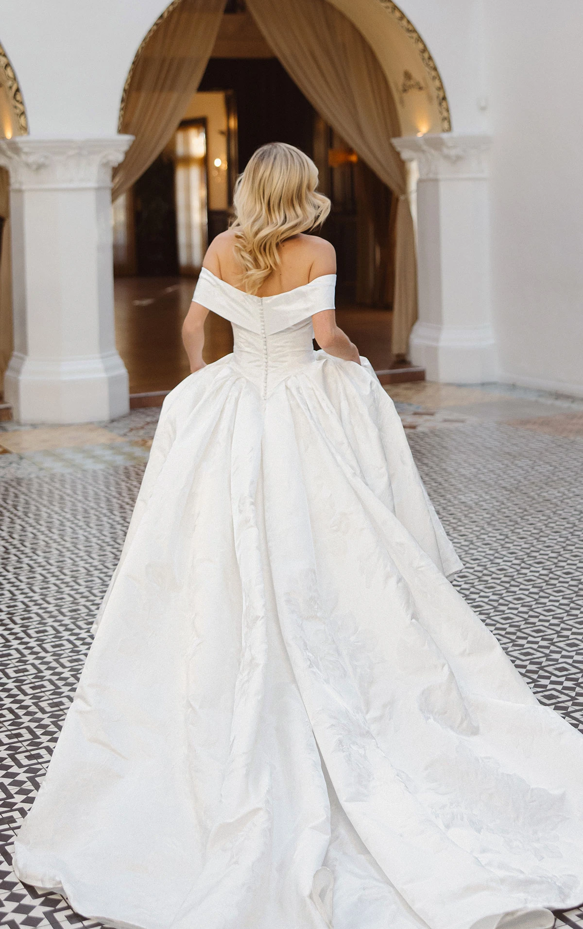 d4604 Royales schulterfreies Ball-Brautkleid aus Jacquard mit Couture-Drapierung  by Essense of Australia