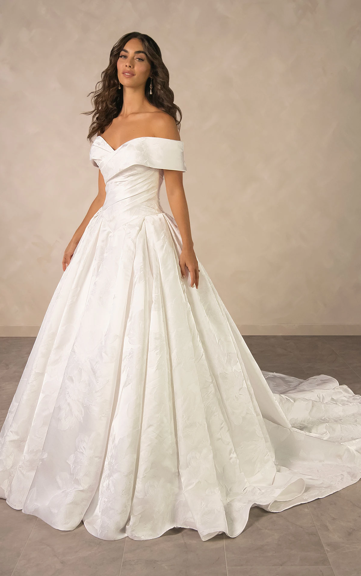 d4604 Royales schulterfreies Ball-Brautkleid aus Jacquard mit Couture-Drapierung  by Essense of Australia