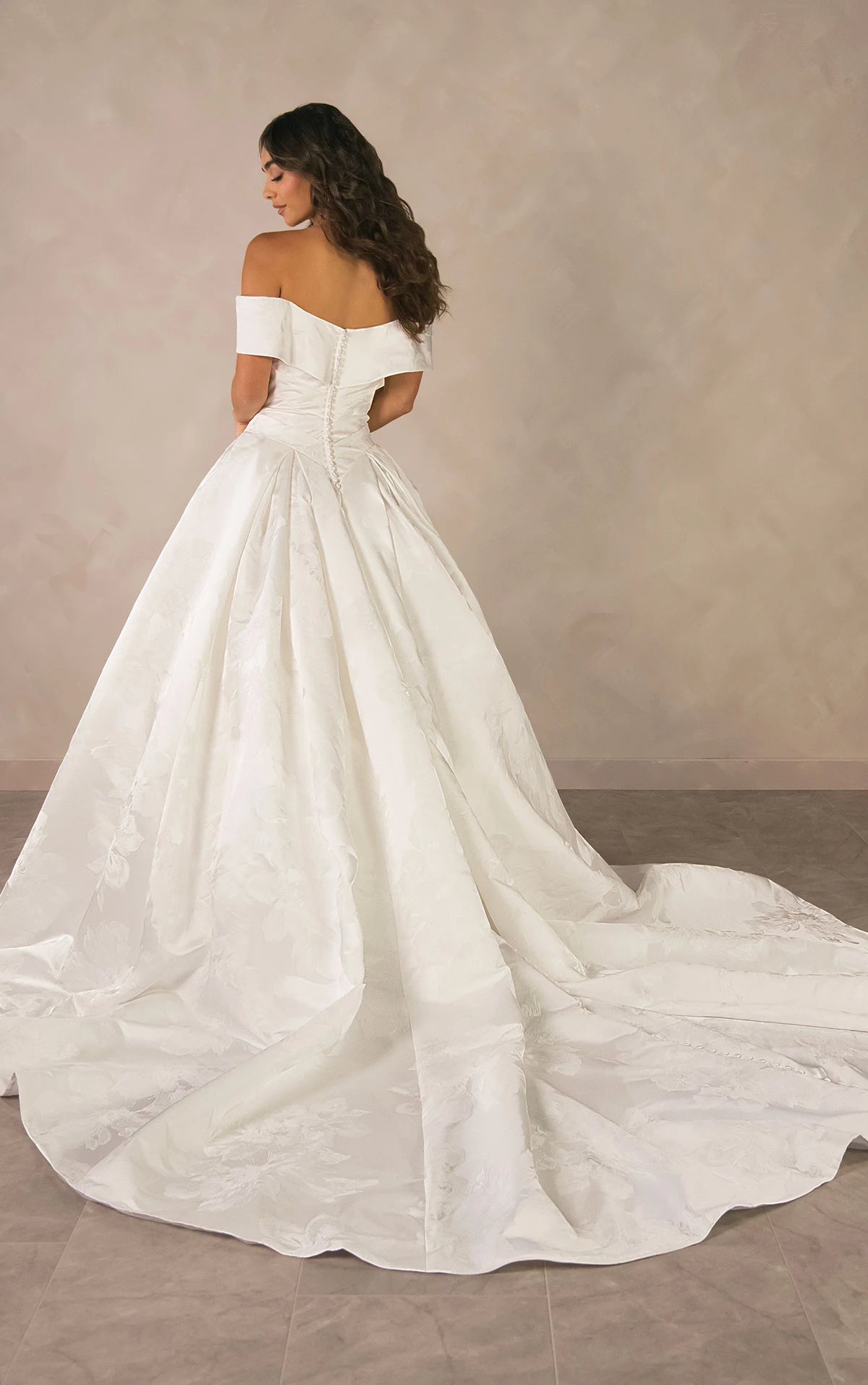 d4604 Royales schulterfreies Ball-Brautkleid aus Jacquard mit Couture-Drapierung  by Essense of Australia