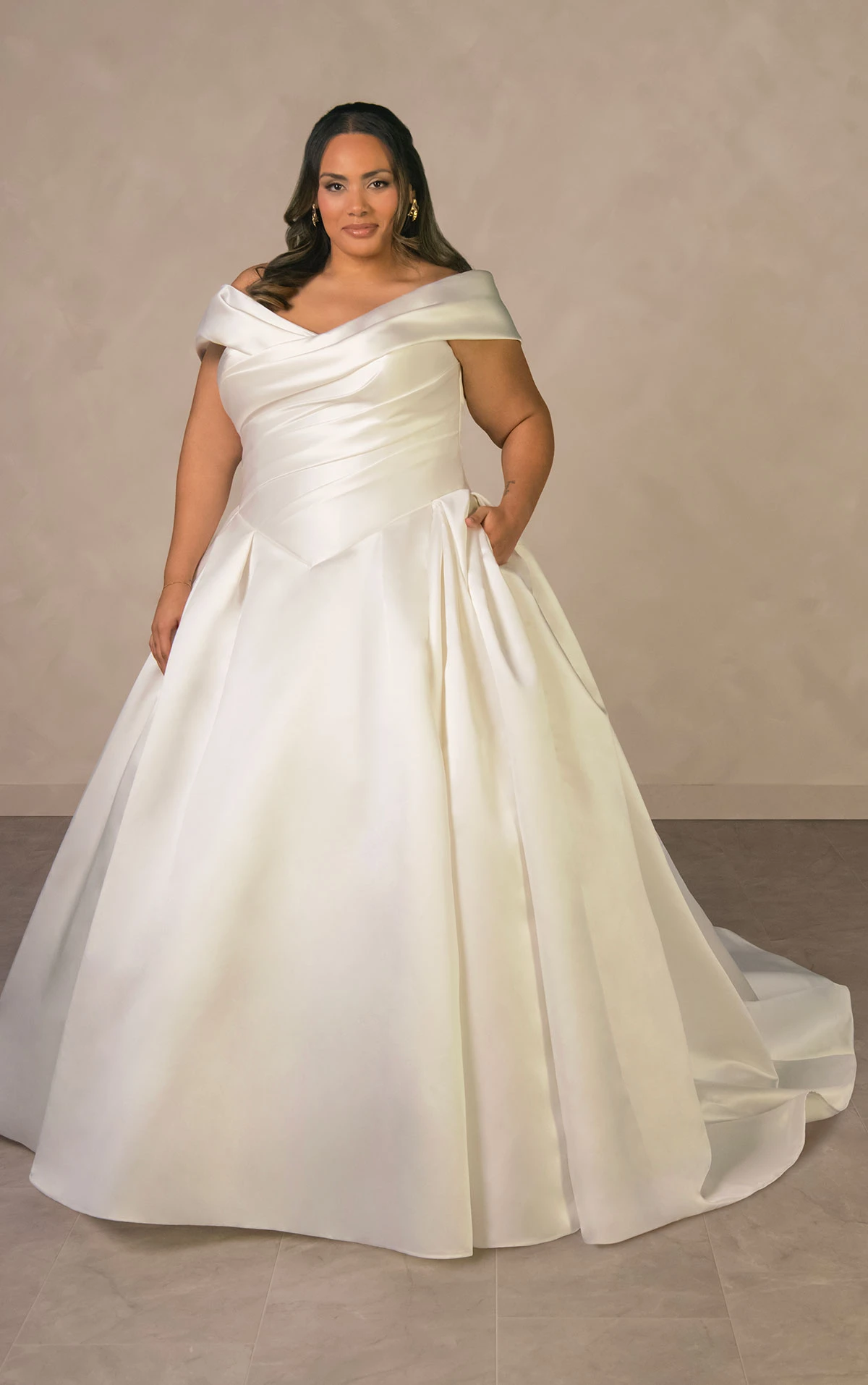 d4604 Royales schulterfreies Ball-Brautkleid aus Jacquard mit Couture-Drapierung  by Essense of Australia
