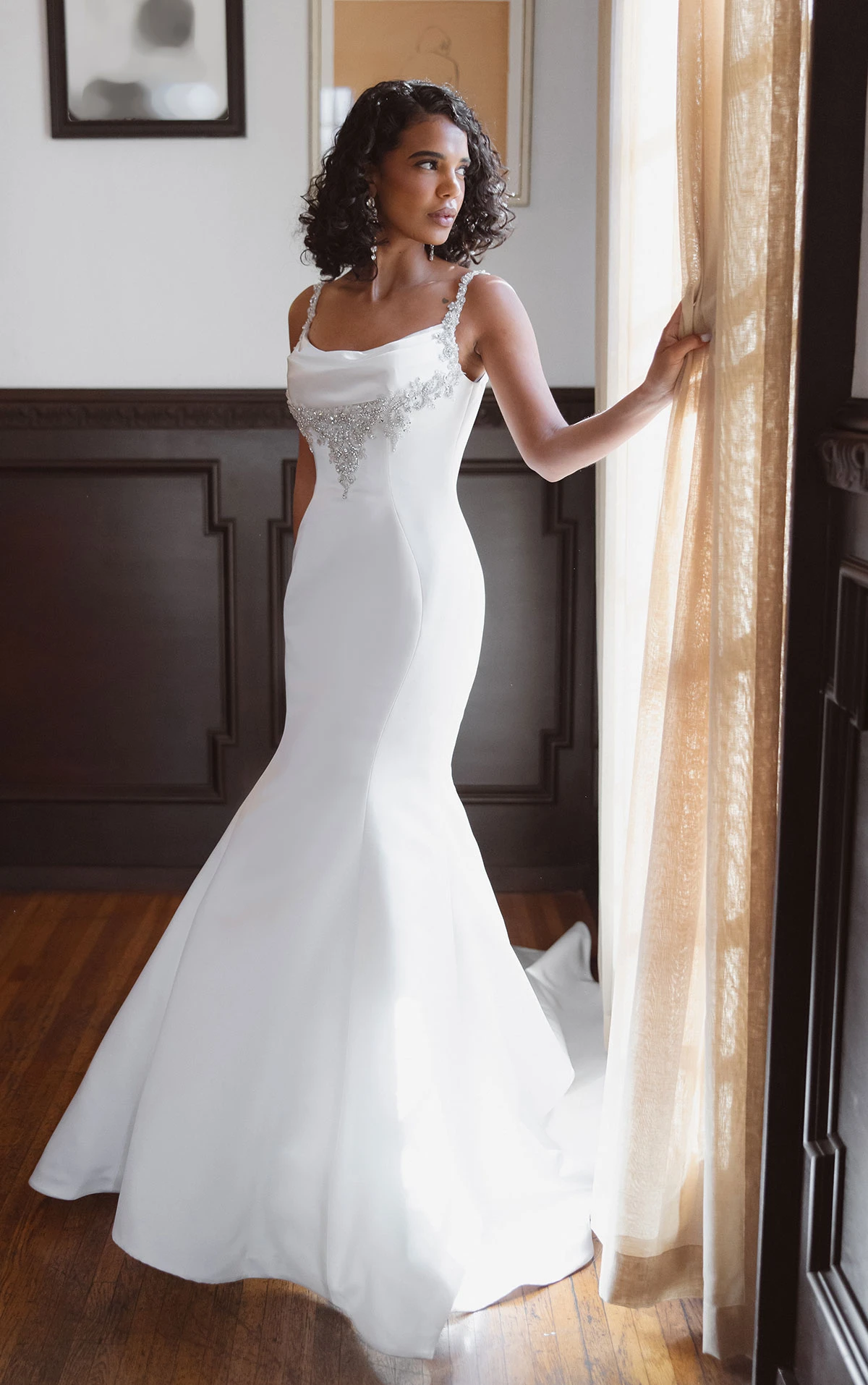 Glamouröses Fit-and-Flare-Brautkleid aus perlenverziertem Satin mit elegantem Wasserfallausschnitt, D4609, byEssense of Australia