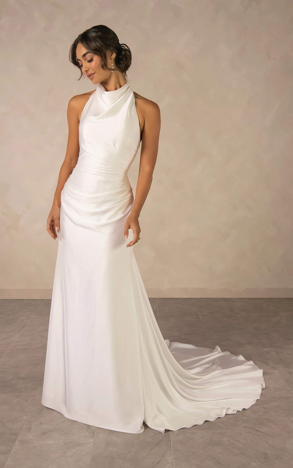 d4614 Drapiertes enganliegendes Neckholder-Etui-Brautkleid mit tiefem Rückenausschnitt  by Essense of Australia