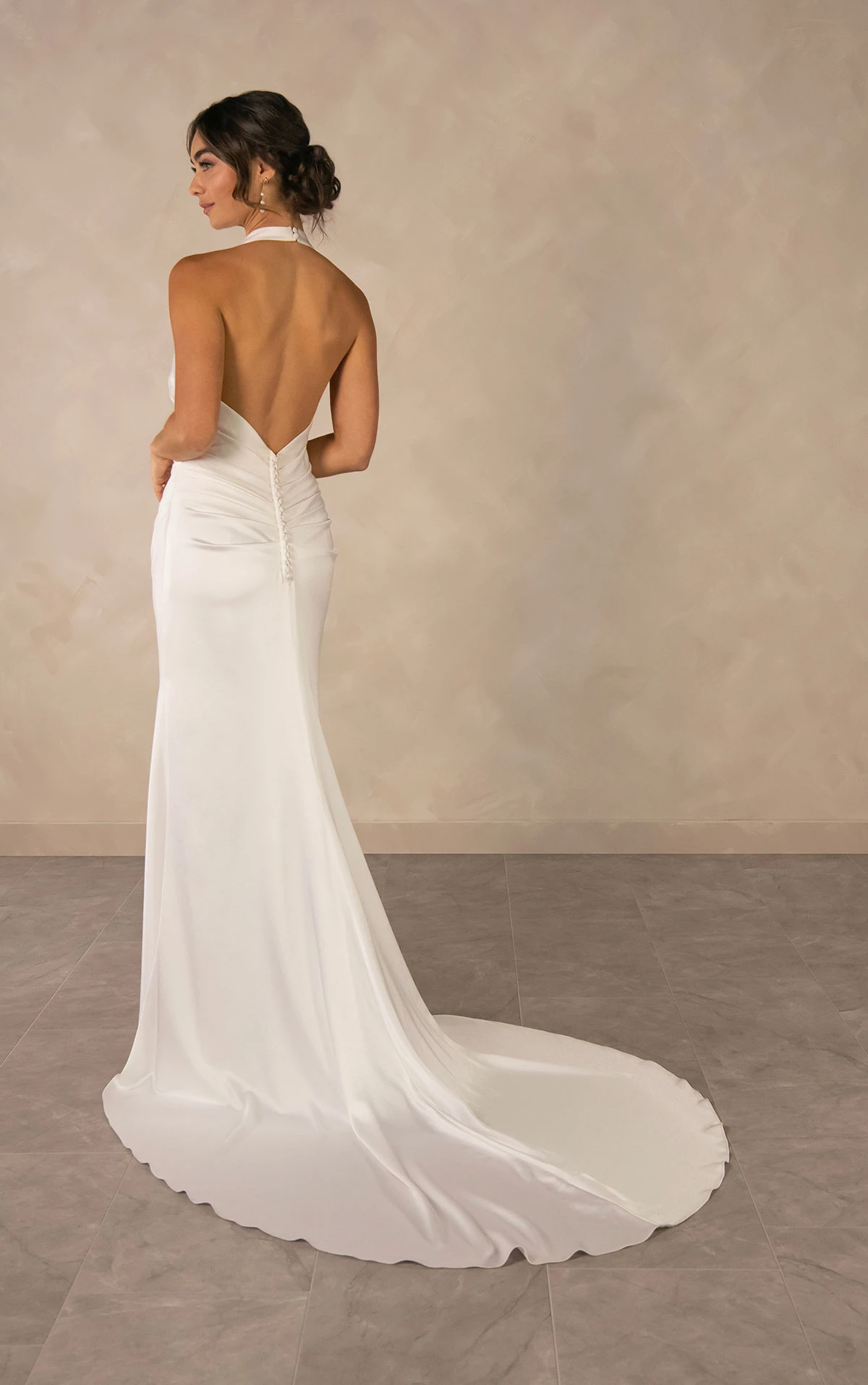 d4614 Drapiertes enganliegendes Neckholder-Etui-Brautkleid mit tiefem Rückenausschnitt  by Essense of Australia