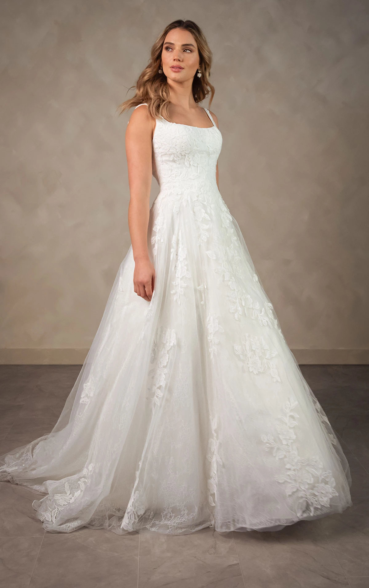 Modernes A-Linien-Brautkleid aus Spitze mit Karree-Ausschnitt und sanftem Tüllrock, D4620, byEssense of Australia