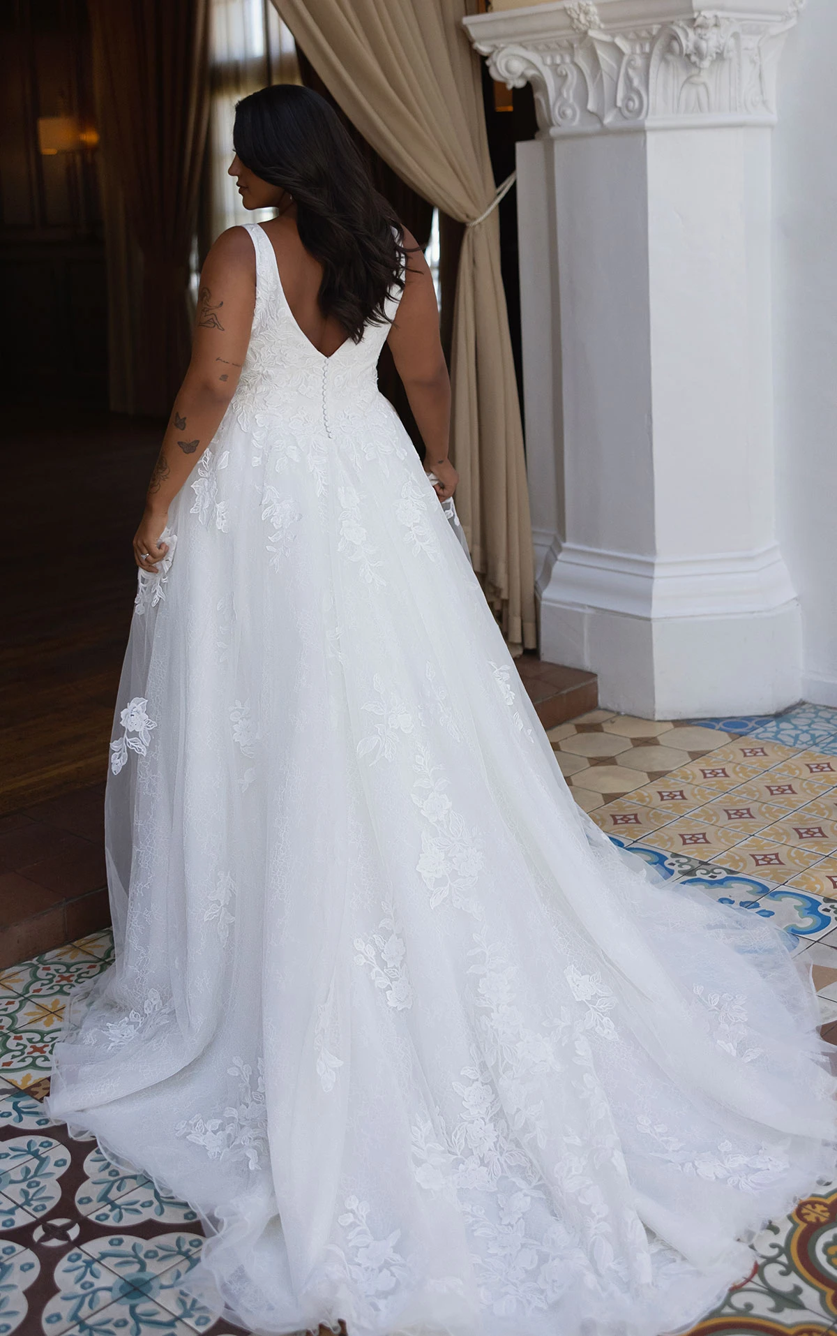 d4620+ Modernes A-Linien-Brautkleid in Übergröße aus Spitze mit Karree-Ausschnitt und weichem Tüllrock  by Essense of Australia