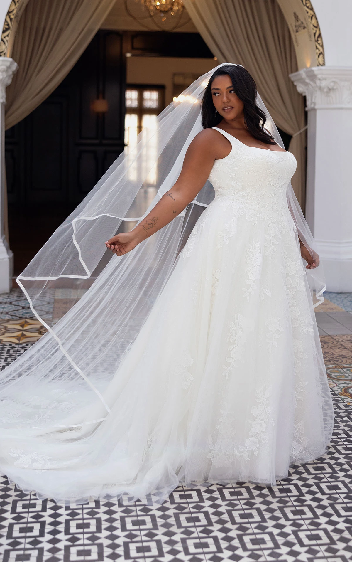 d4620+ Modernes A-Linien-Brautkleid in Übergröße aus Spitze mit Karree-Ausschnitt und weichem Tüllrock  by Essense of Australia