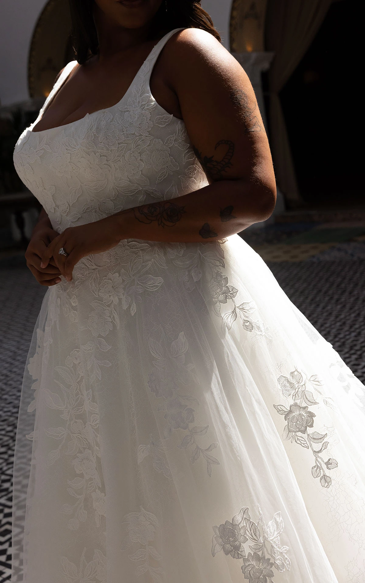 d4620+ Modernes A-Linien-Brautkleid in Übergröße aus Spitze mit Karree-Ausschnitt und weichem Tüllrock  by Essense of Australia