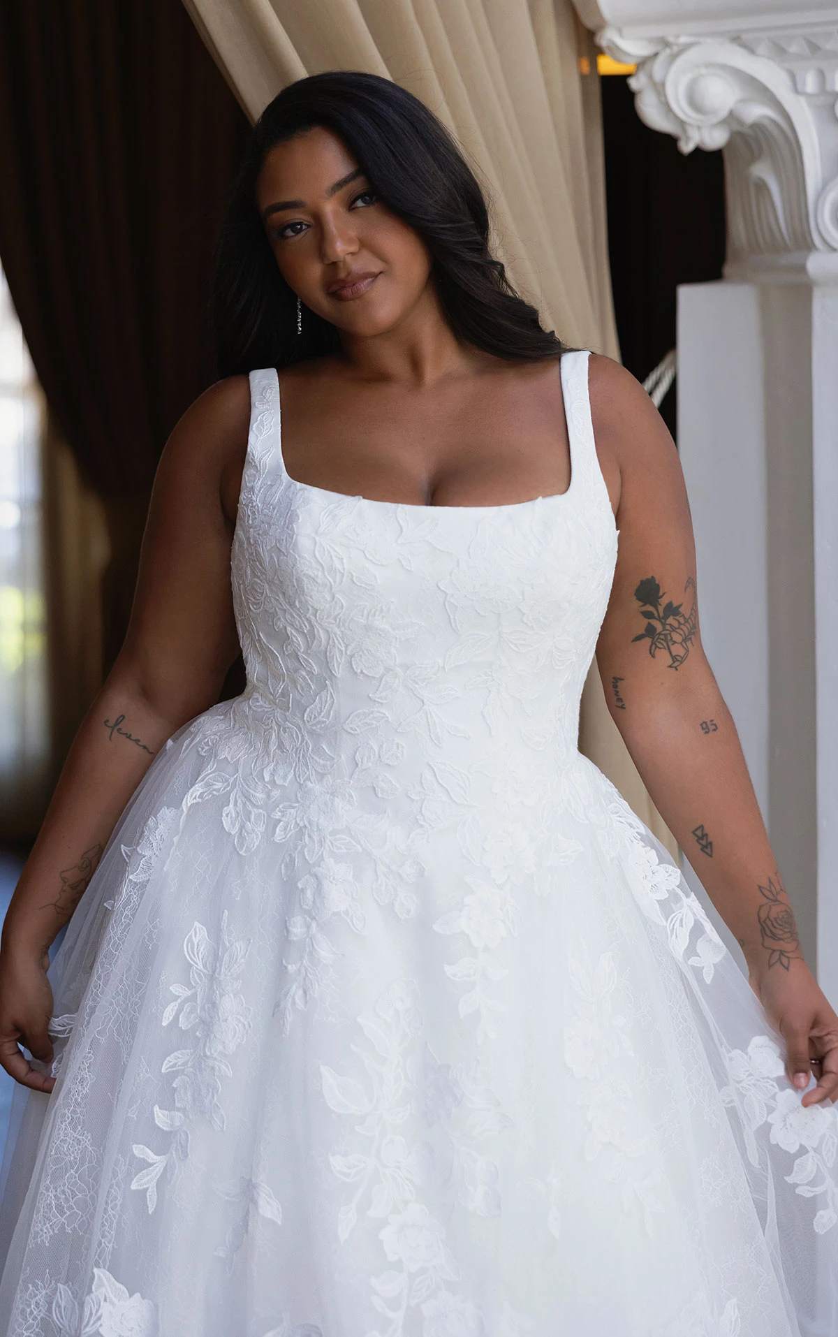 d4620+ Modernes A-Linien-Brautkleid in Übergröße aus Spitze mit Karree-Ausschnitt und weichem Tüllrock  by Essense of Australia
