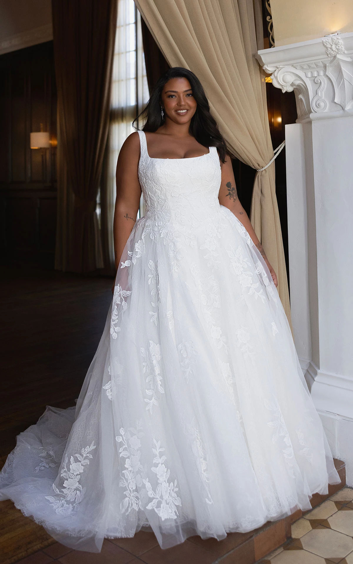 d4620+ Modernes A-Linien-Brautkleid in Übergröße aus Spitze mit Karree-Ausschnitt und weichem Tüllrock  by Essense of Australia