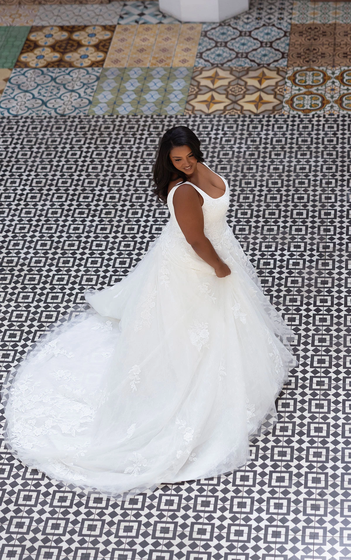 d4620+ Modernes A-Linien-Brautkleid in Übergröße aus Spitze mit Karree-Ausschnitt und weichem Tüllrock  by Essense of Australia