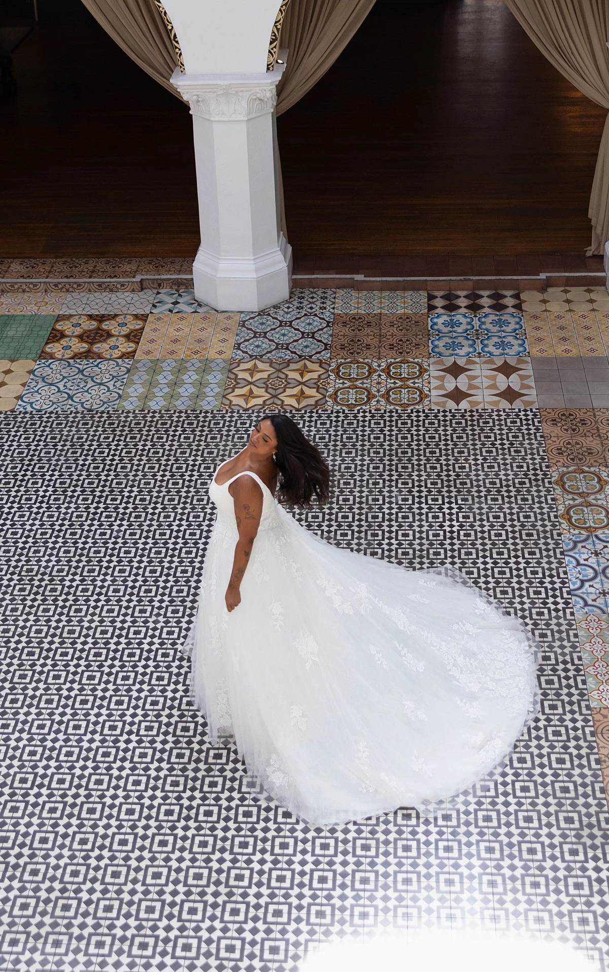 d4620+ Modernes A-Linien-Brautkleid in Übergröße aus Spitze mit Karree-Ausschnitt und weichem Tüllrock  by Essense of Australia