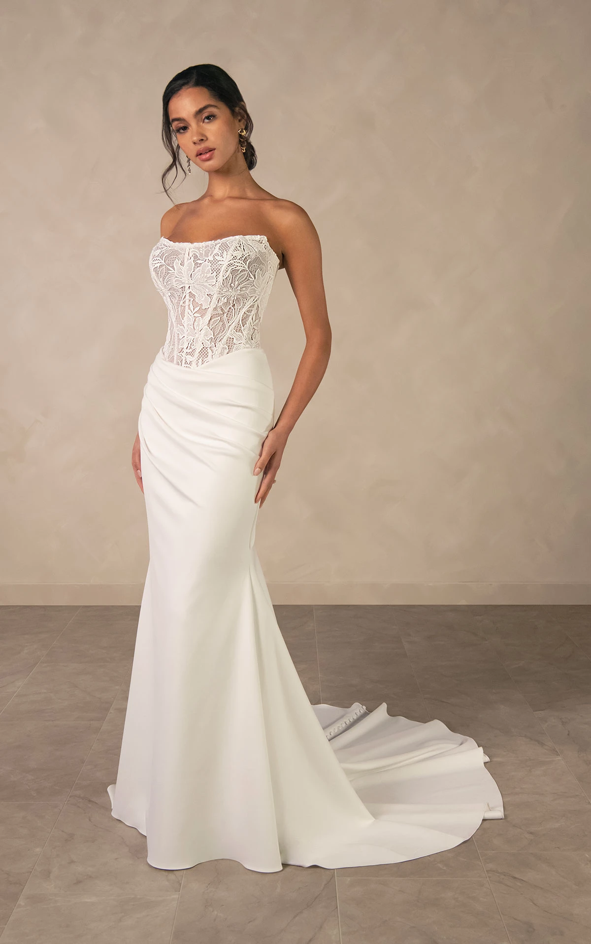 d4622 Romantisches Etui-Brautkleid aus Spitze mit sichtbaren Korsettstäbchen  by Essense of Australia