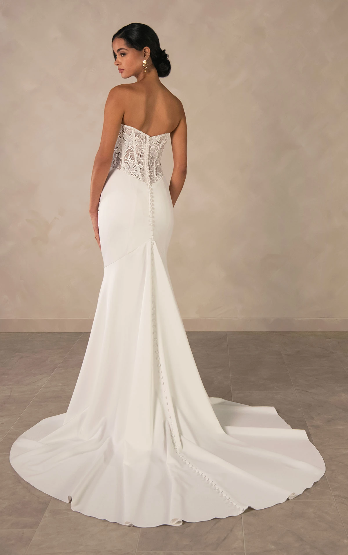 d4622 Romantisches Etui-Brautkleid aus Spitze mit sichtbaren Korsettstäbchen  by Essense of Australia