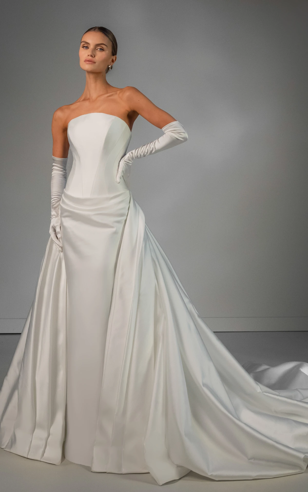 Trägerloses enganliegendes Brautkleid aus Duchesse-Seidensatin mit abnehmbarem Überrock, LE1460, byMartina Liana Luxe
