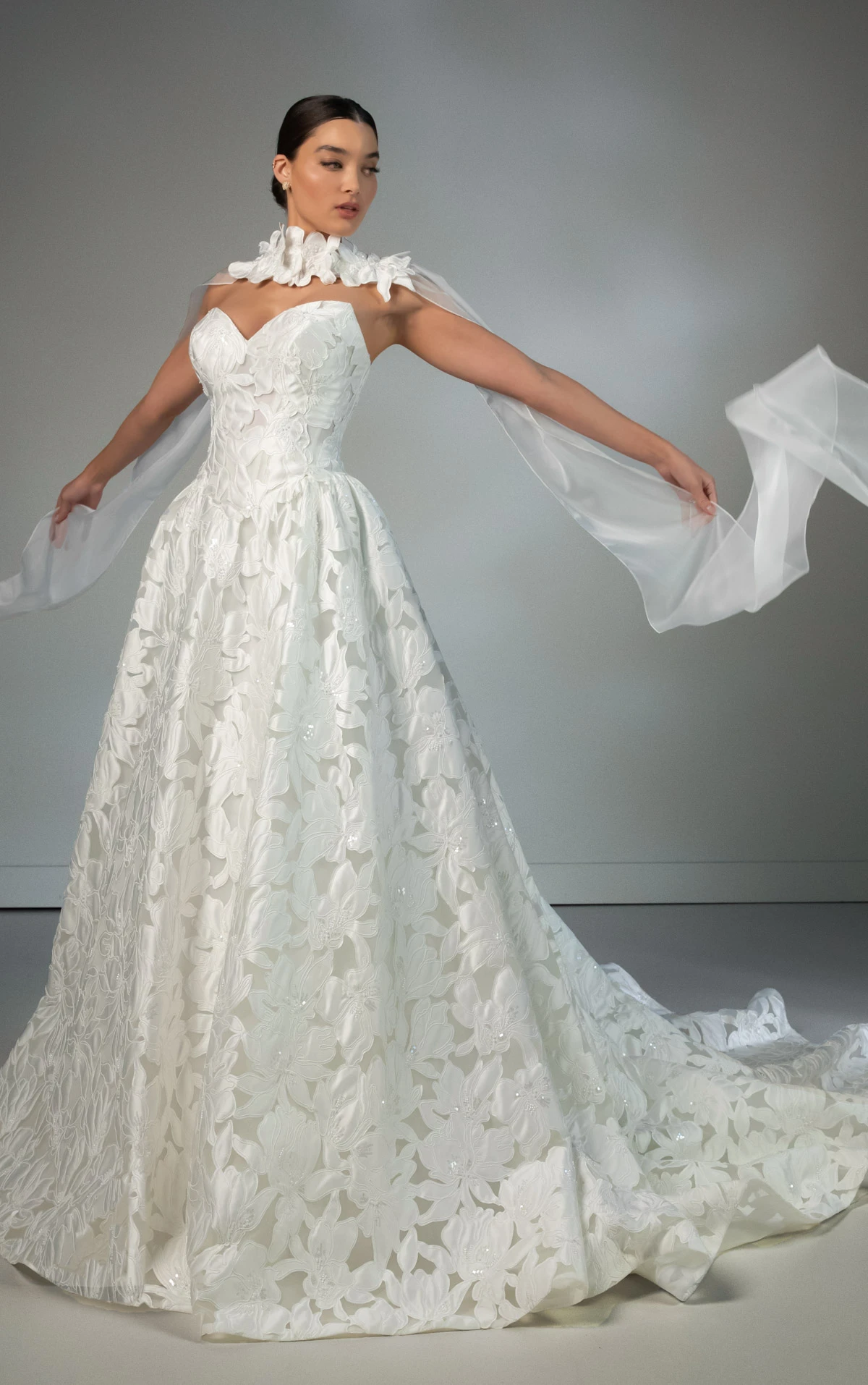 le1474 A-Linien-Brautkleid aus Spitze und Soft Organza mit herzförmigem Ausschnitt und abnehmbarem floralem Halsschal by Martina Liana Luxe