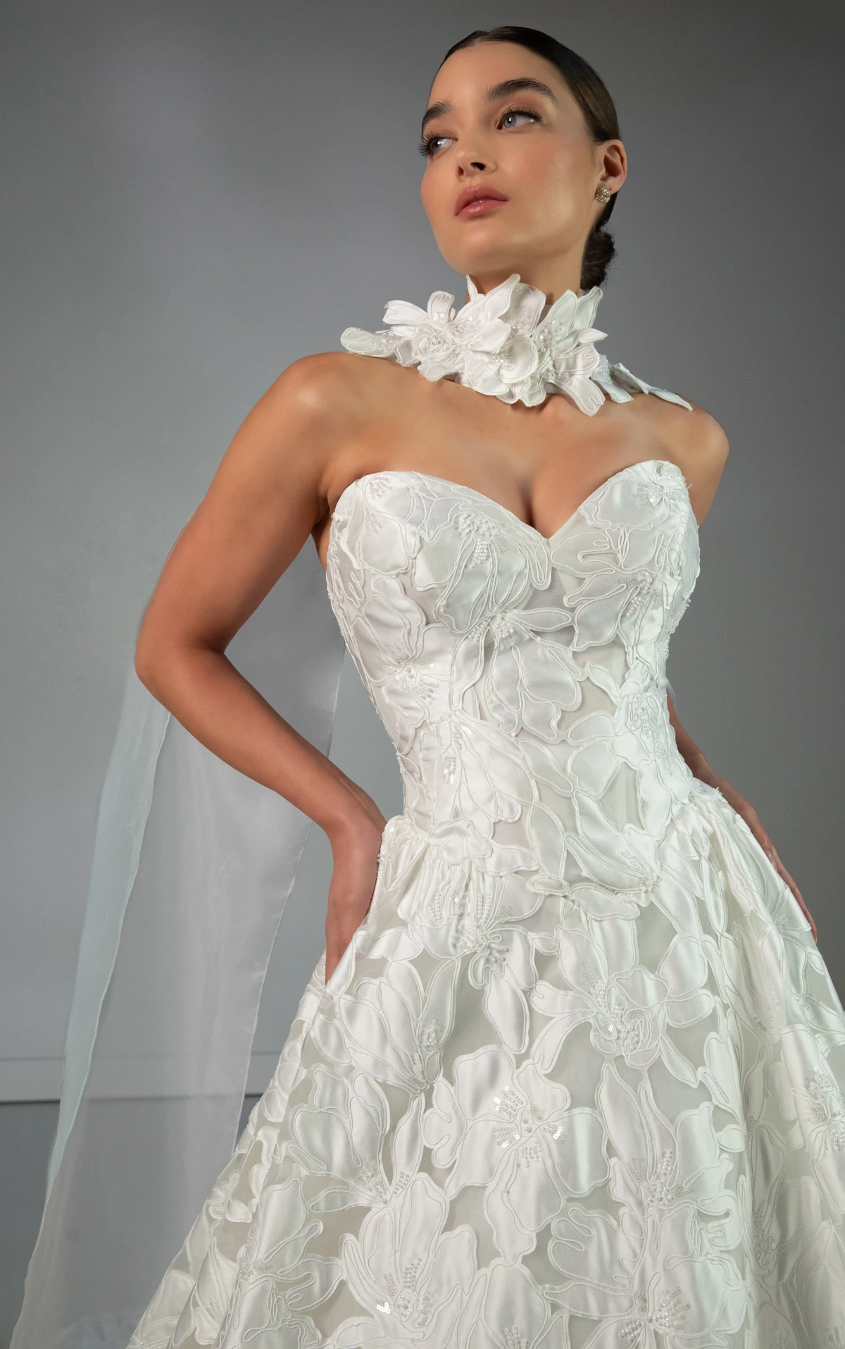 le1474 A-Linien-Brautkleid aus Spitze und Soft Organza mit herzförmigem Ausschnitt und abnehmbarem floralem Halsschal by Martina Liana Luxe
