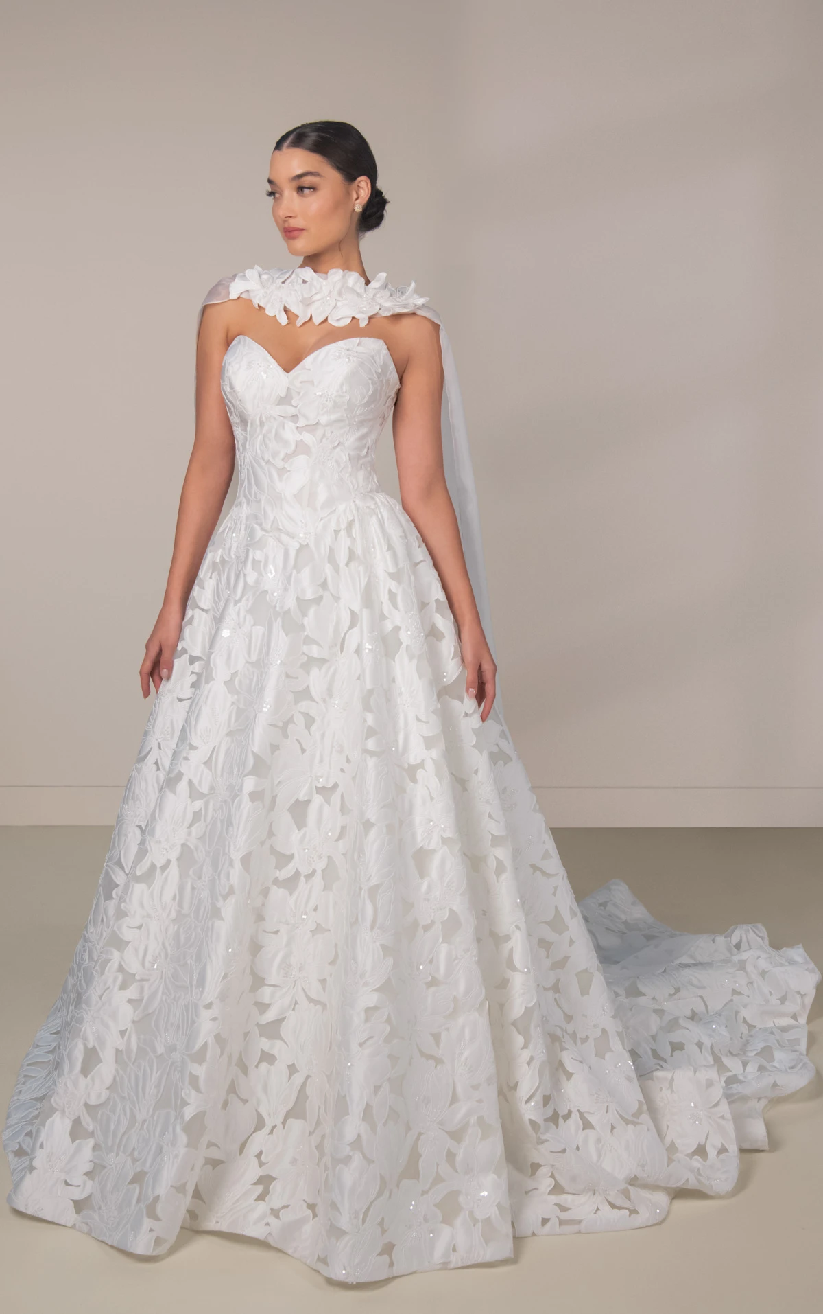 le1474 A-Linien-Brautkleid aus Spitze und Soft Organza mit herzförmigem Ausschnitt und abnehmbarem floralem Halsschal by Martina Liana Luxe