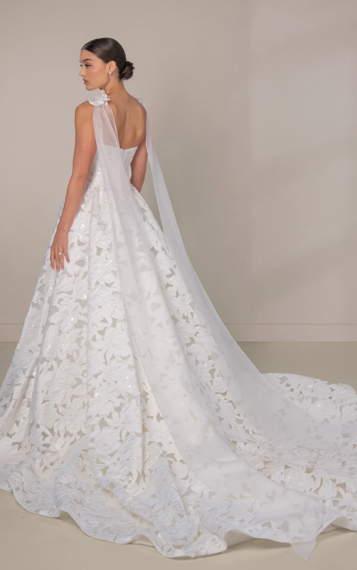 le1474 A-Linien-Brautkleid aus Spitze und Soft Organza mit herzförmigem Ausschnitt und abnehmbarem floralem Halsschal by Martina Liana Luxe