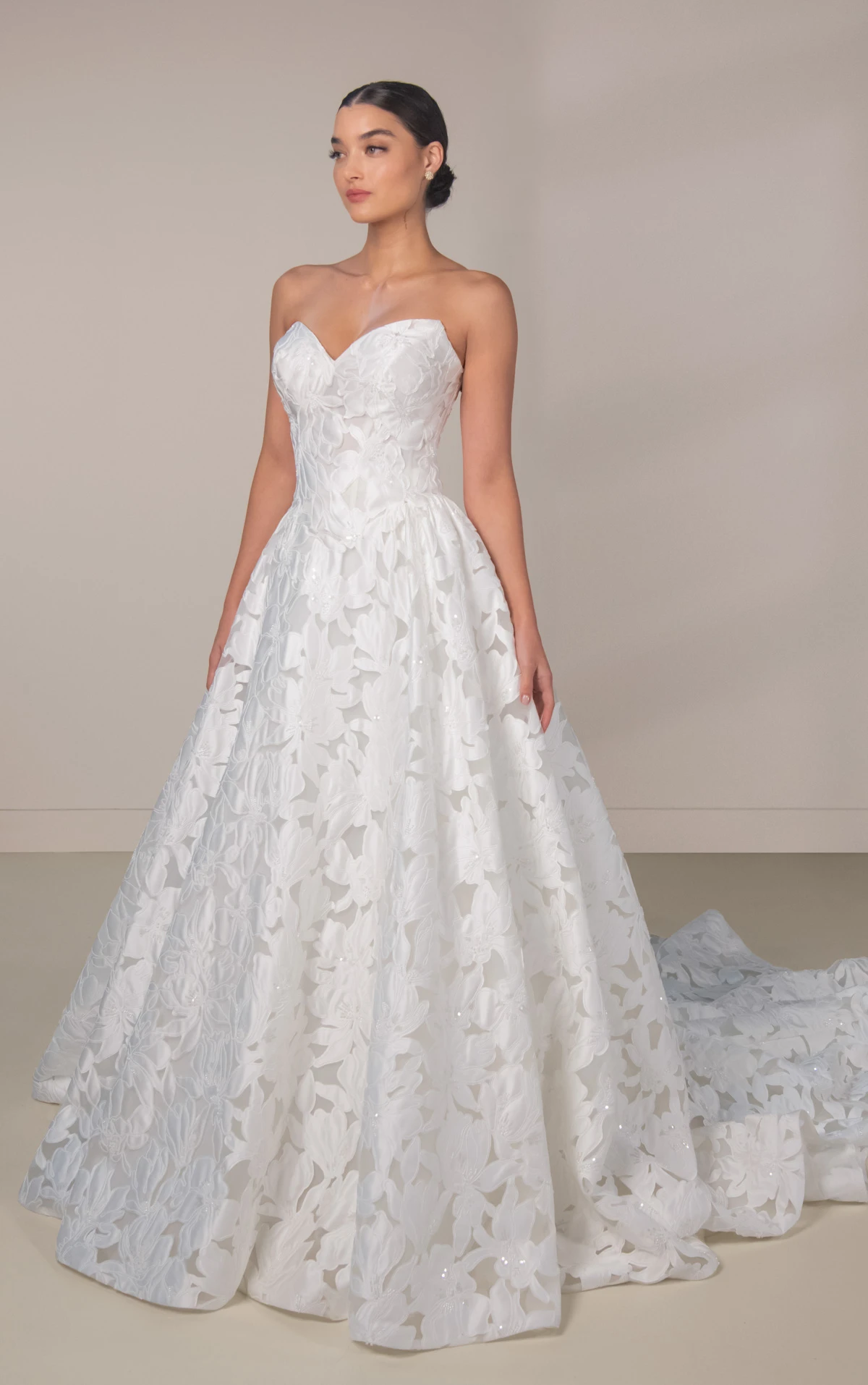 le1474 A-Linien-Brautkleid aus Spitze und Soft Organza mit herzförmigem Ausschnitt und abnehmbarem floralem Halsschal by Martina Liana Luxe