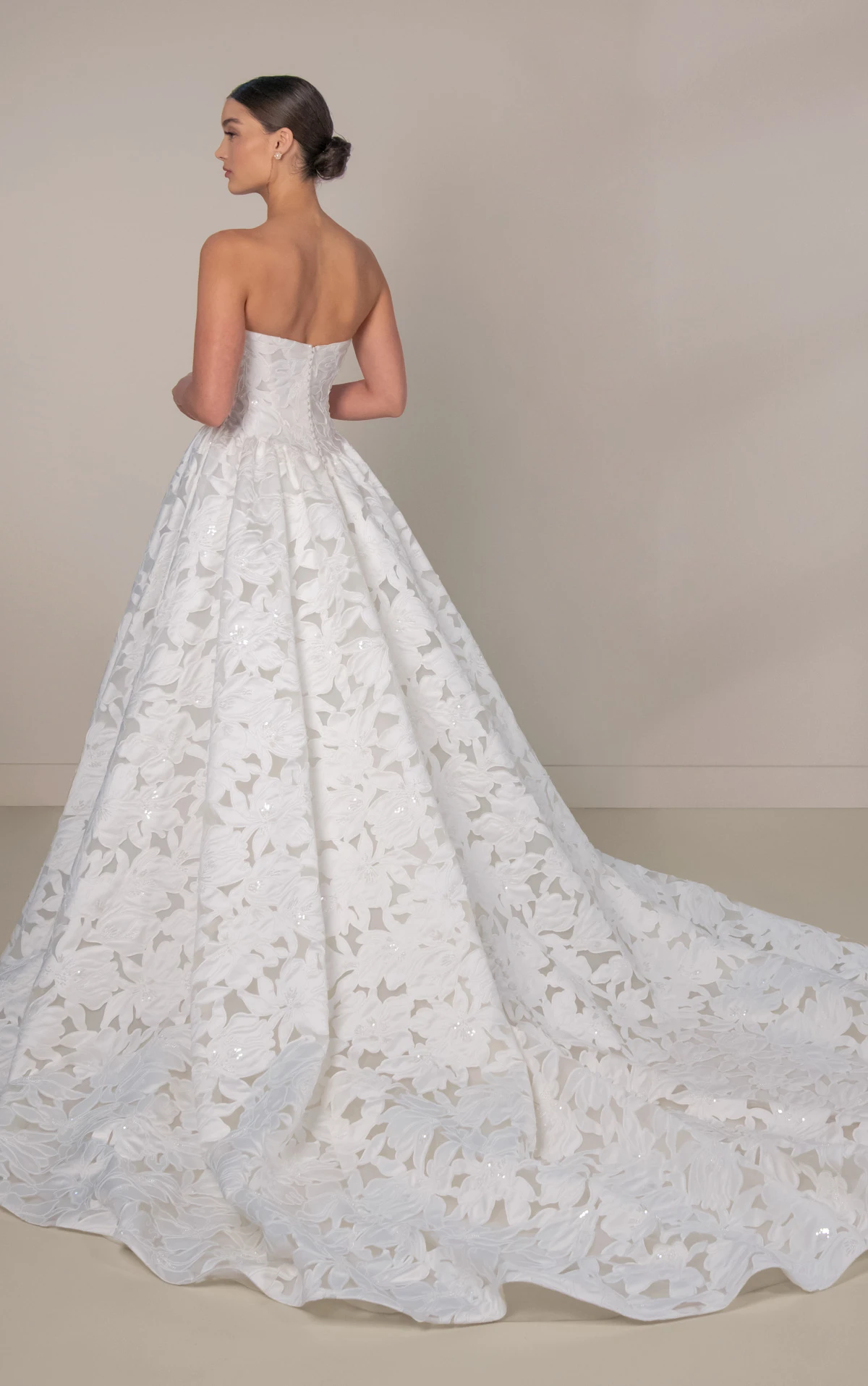le1474 A-Linien-Brautkleid aus Spitze und Soft Organza mit herzförmigem Ausschnitt und abnehmbarem floralem Halsschal by Martina Liana Luxe