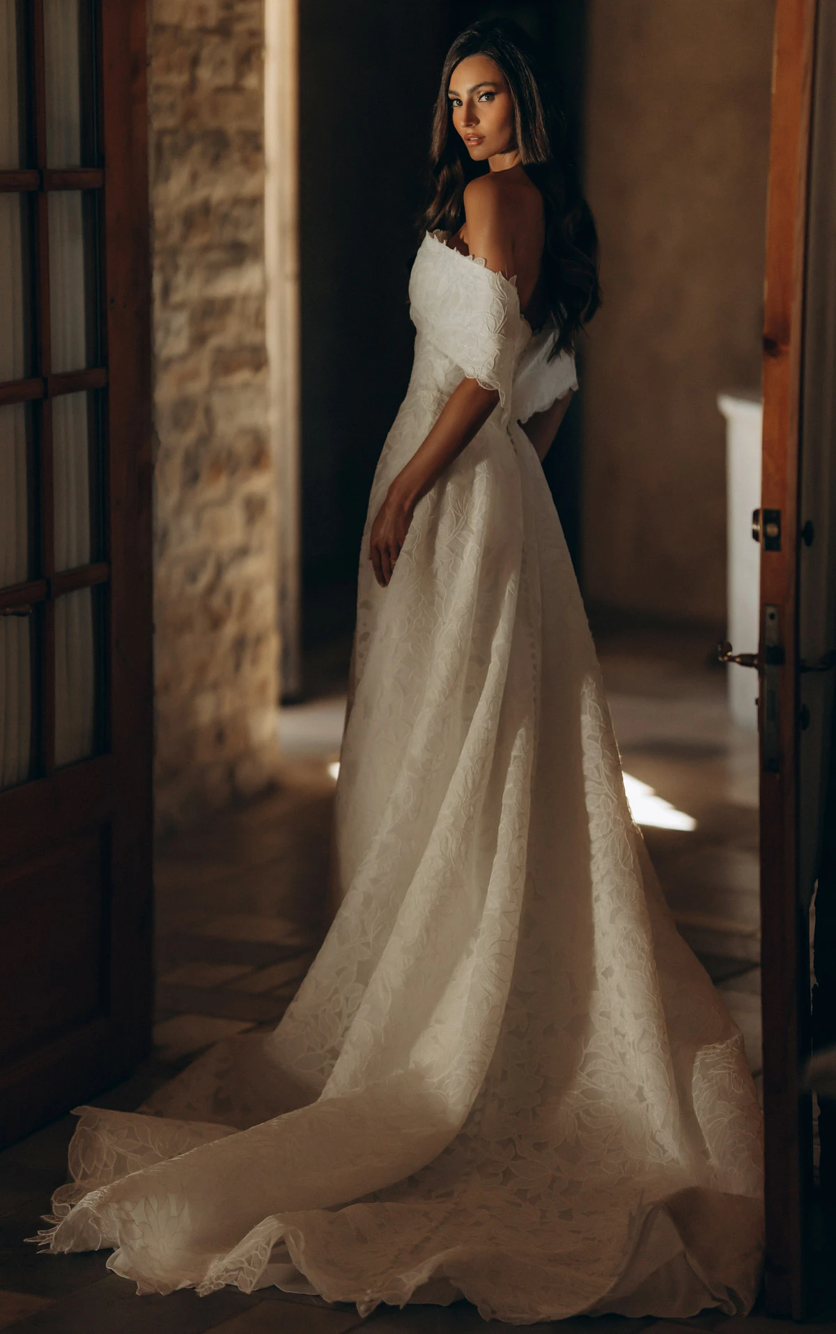 ml2060 Schulterfreies A-Linien-Brautkleid aus Spitze mit abnehmbarem Schal  by Martina Liana