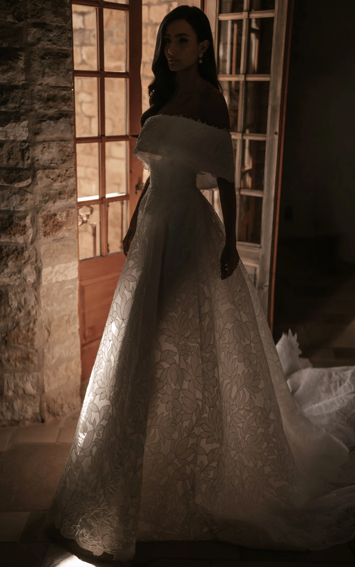 ml2060 Schulterfreies A-Linien-Brautkleid aus Spitze mit abnehmbarem Schal  by Martina Liana