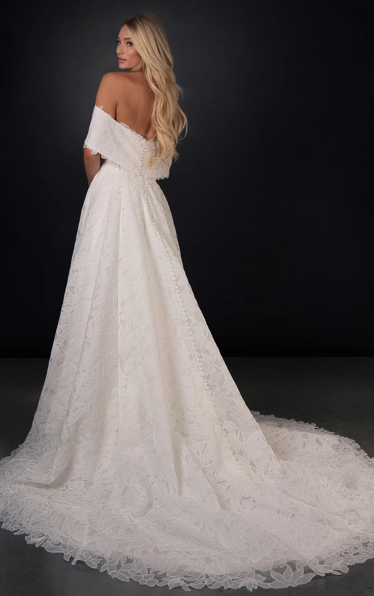 ml2060 Schulterfreies A-Linien-Brautkleid aus Spitze mit abnehmbarem Schal  by Martina Liana