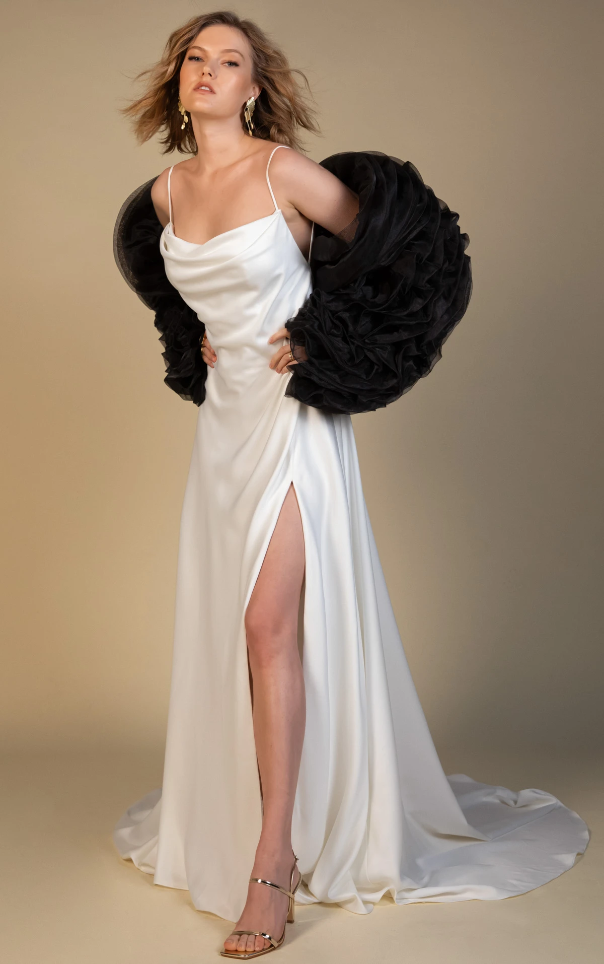 rianna Minimalistisches A-Linien-Brautkleid aus weichem Satin mit tiefem Rückenausschnitt by All Who Wander