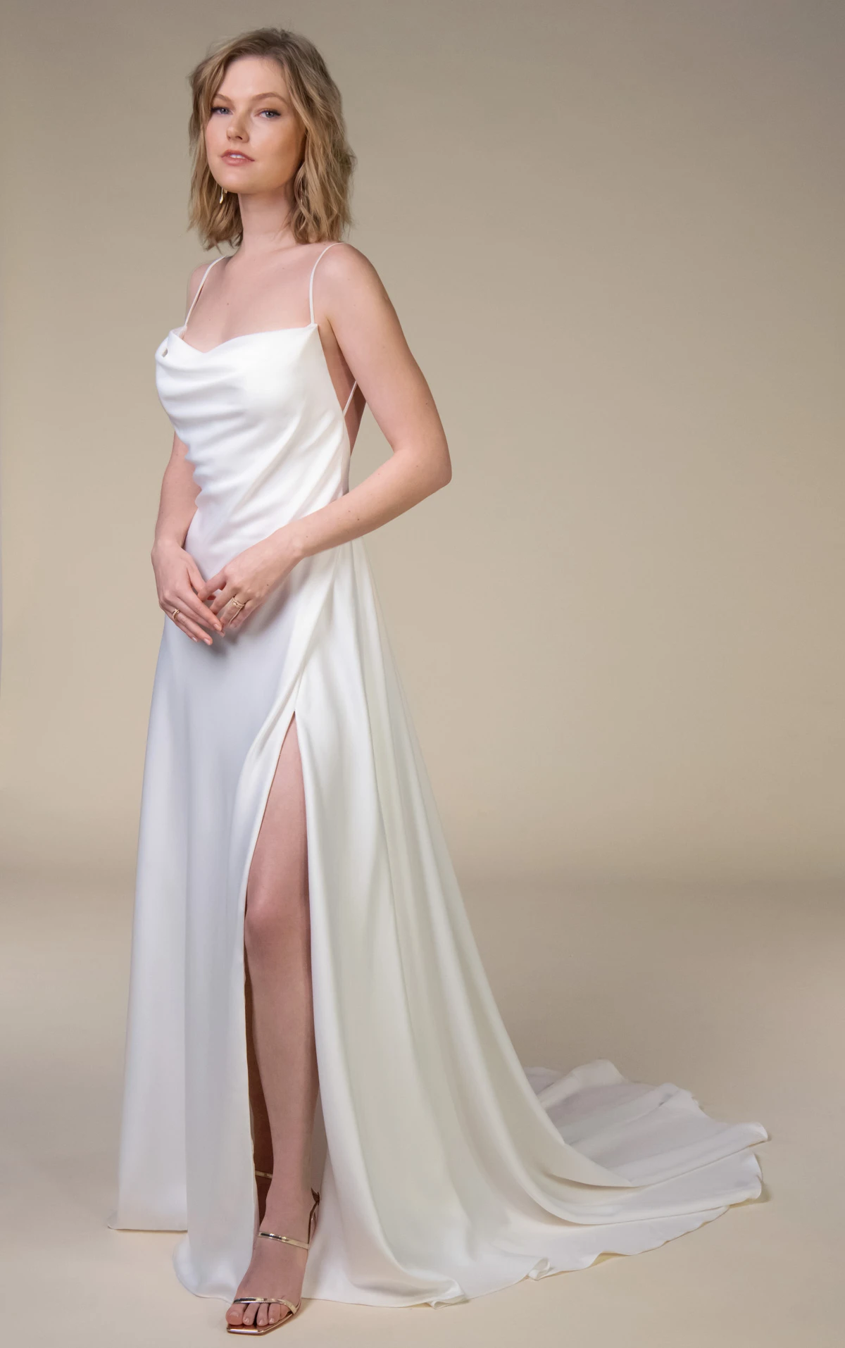 rianna Minimalistisches A-Linien-Brautkleid aus weichem Satin mit tiefem Rückenausschnitt by All Who Wander