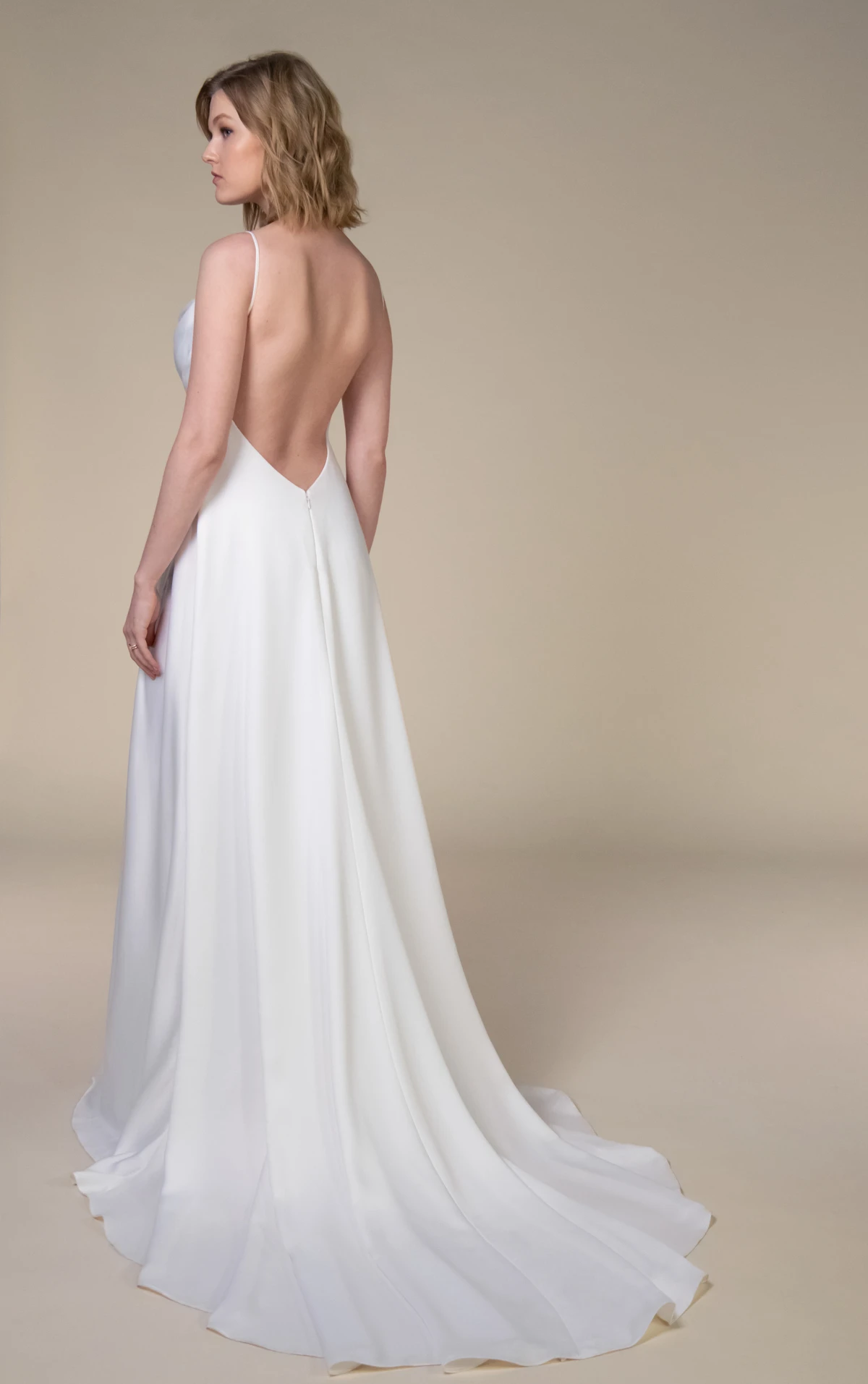 rianna Minimalistisches A-Linien-Brautkleid aus weichem Satin mit tiefem Rückenausschnitt by All Who Wander