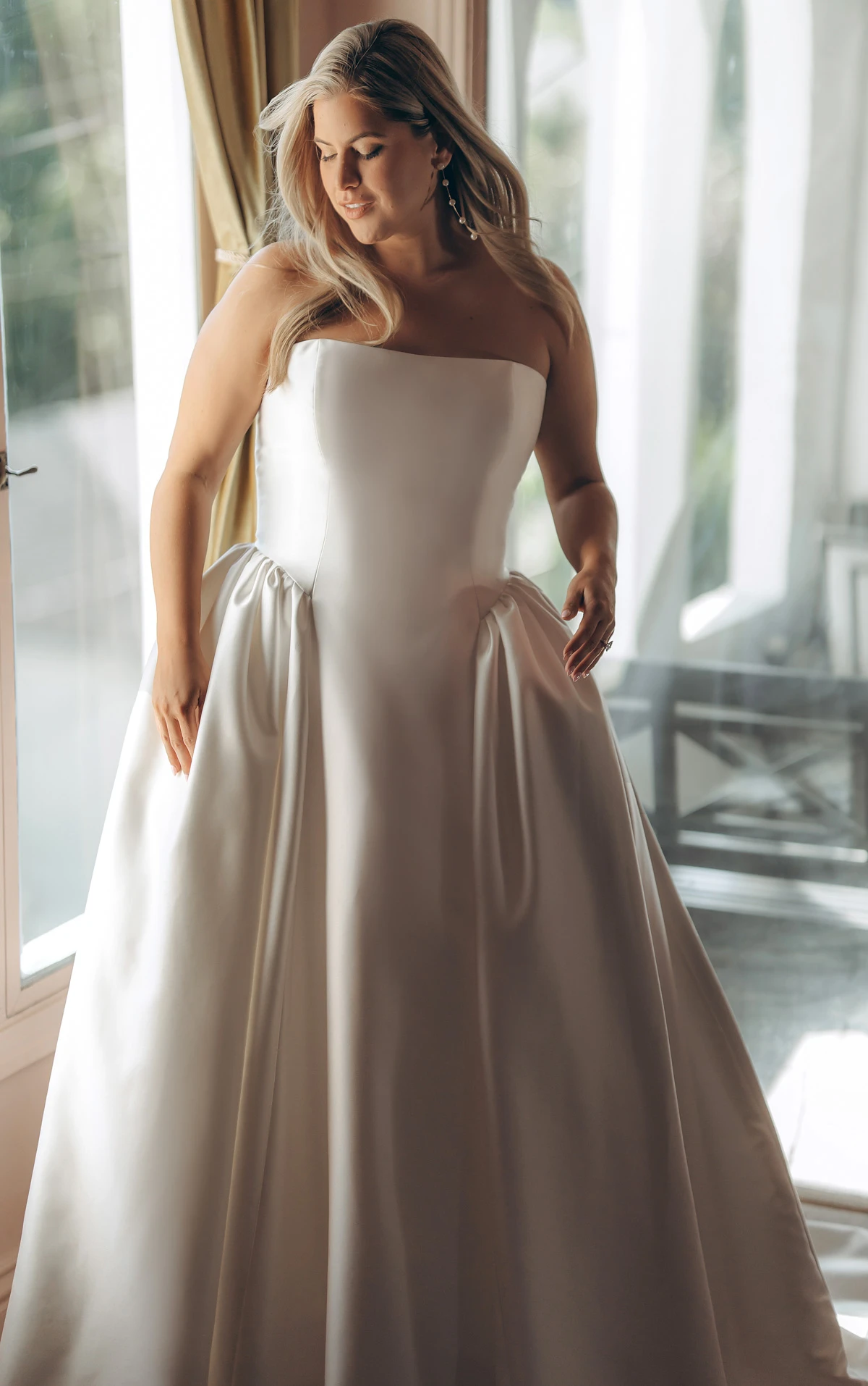 Trägerloses A-Linien-Brautkleid in Übergröße aus Mikado mit strukturierter Nahtführung und Taschen, SY8274+, byStella York