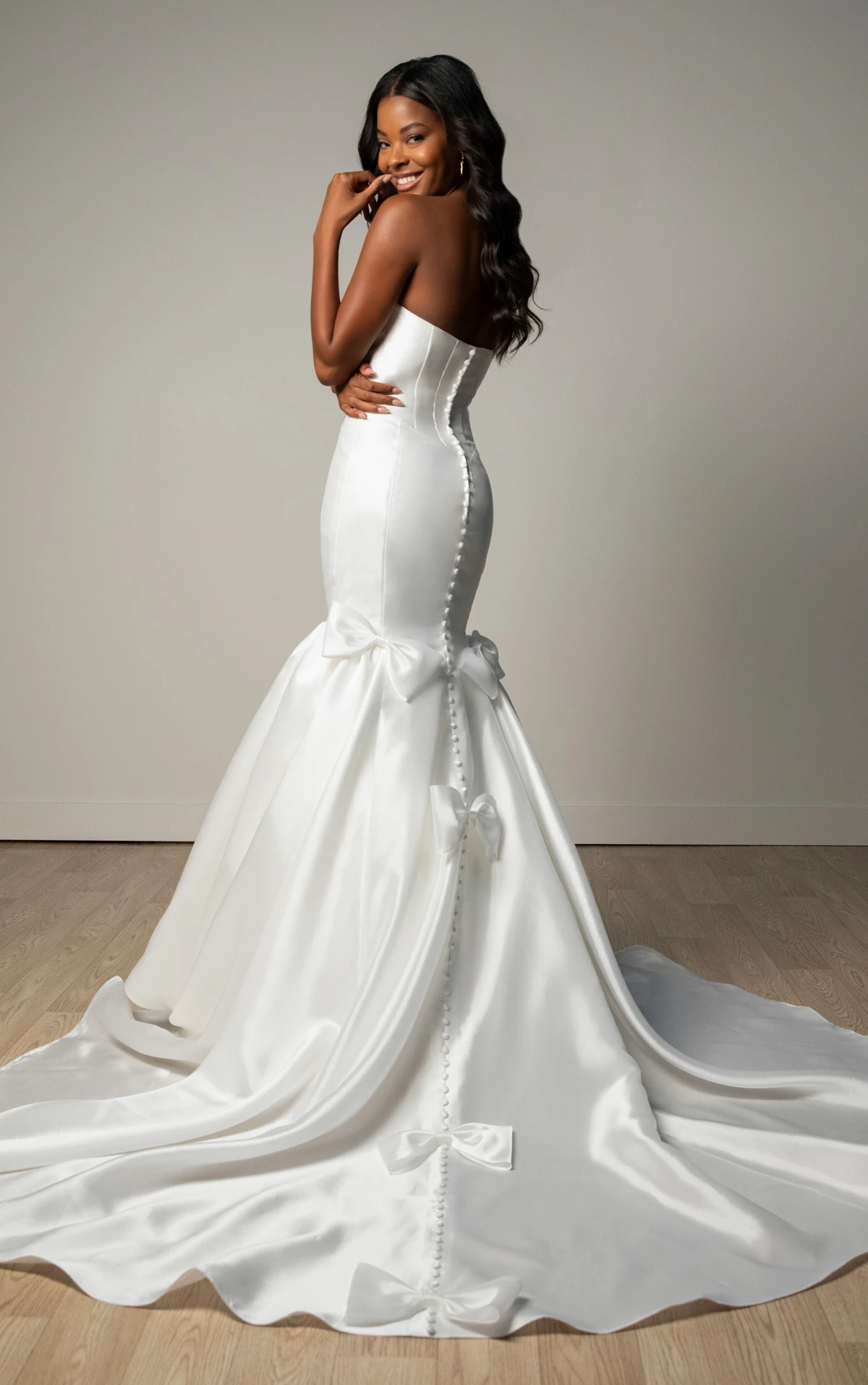 sy8298 Trägerloses Meerjungfrau-Brautkleid aus schimmerndem Organza mit kaskadierenden Schleifen  by Stella York