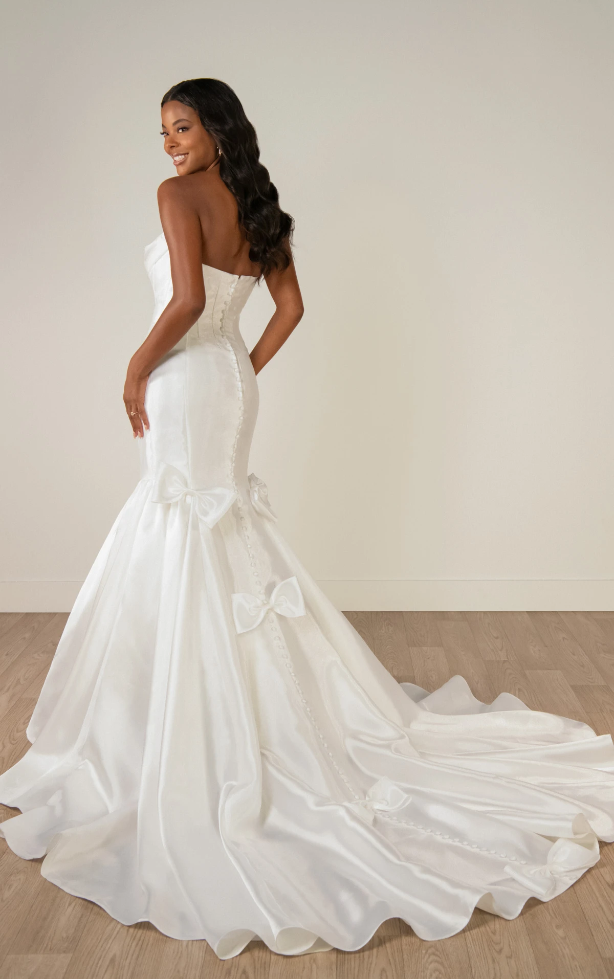 sy8298 Trägerloses Meerjungfrau-Brautkleid aus schimmerndem Organza mit kaskadierenden Schleifen  by Stella York