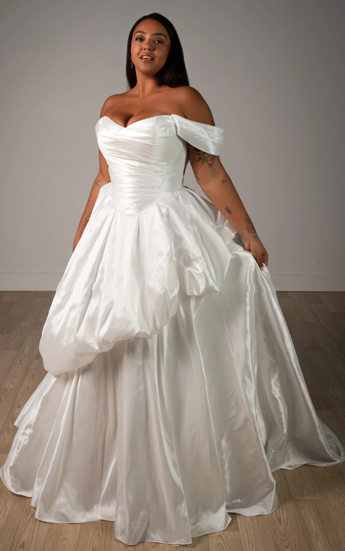 Plus-Size schulterfreies Ballkleid aus schimmerndem Organza mit gerafftem Oberteil und Drapierungen, SY8309+, byStella York