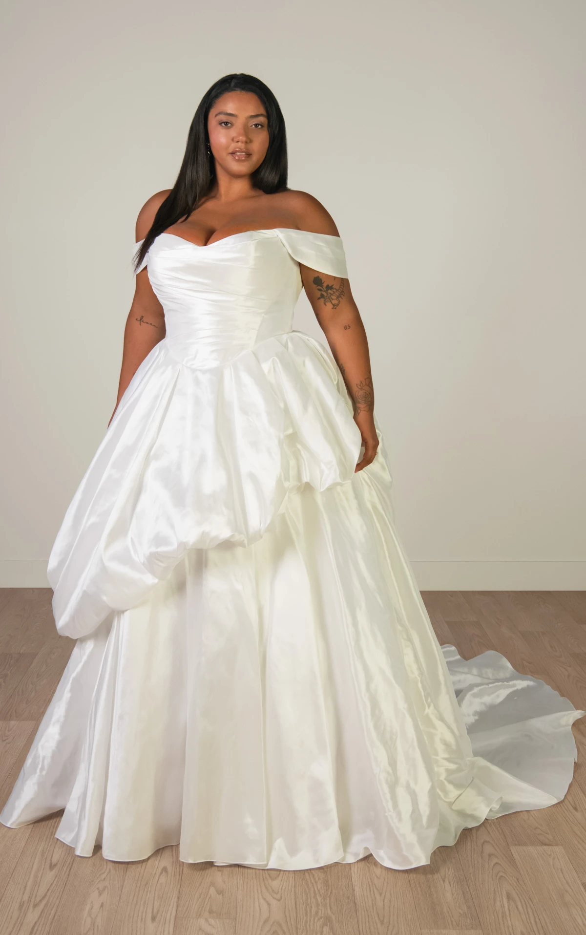 sy8309+ Plus-Size schulterfreies Ballkleid aus schimmerndem Organza mit gerafftem Oberteil und Drapierungen  by Stella York