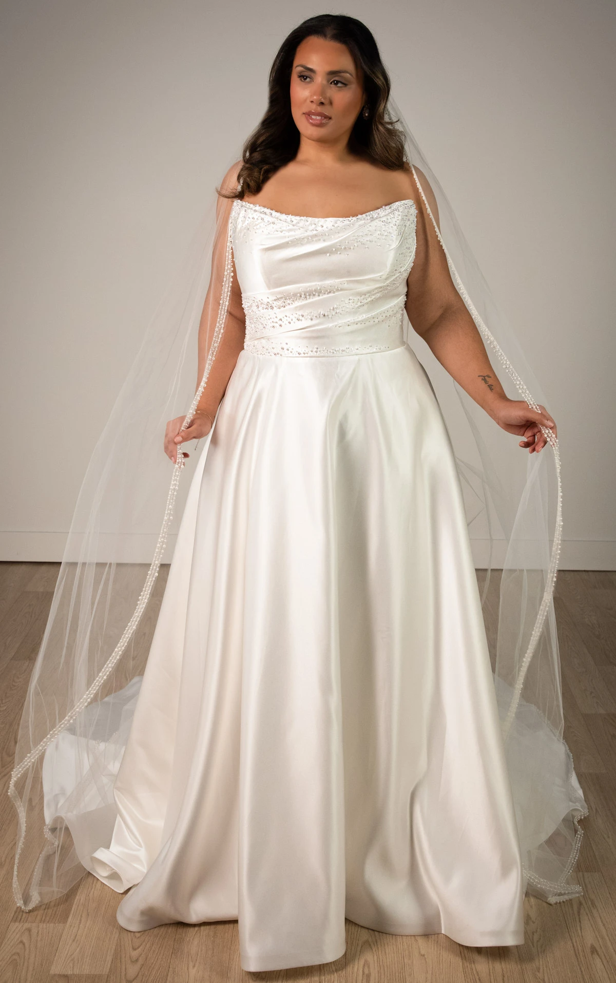 Plus Size trägerloses A-Linien-Brautkleid aus Satin mit Perlenstickerei und Taschen, SY8318+, byStella York