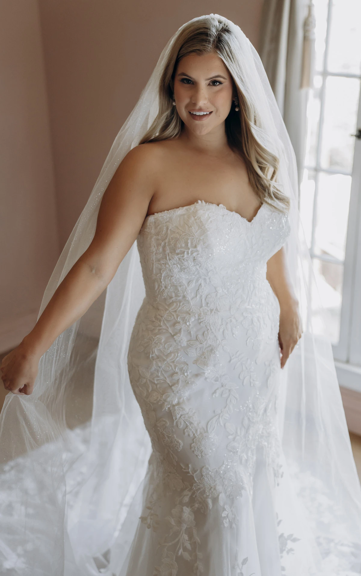 sy8332+ Plus Size Prinzessinnen-Brautkleid aus weichem Satin mit rundem Ausschnitt, Basken-Taille und Taschen  by Stella York