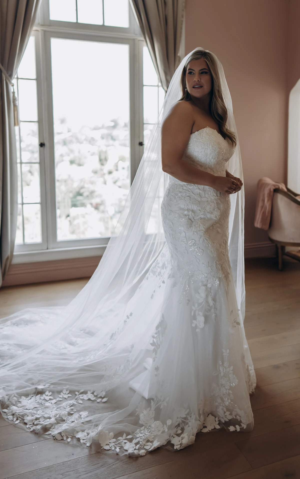 sy8332+ Plus Size Prinzessinnen-Brautkleid aus weichem Satin mit rundem Ausschnitt, Basken-Taille und Taschen  by Stella York
