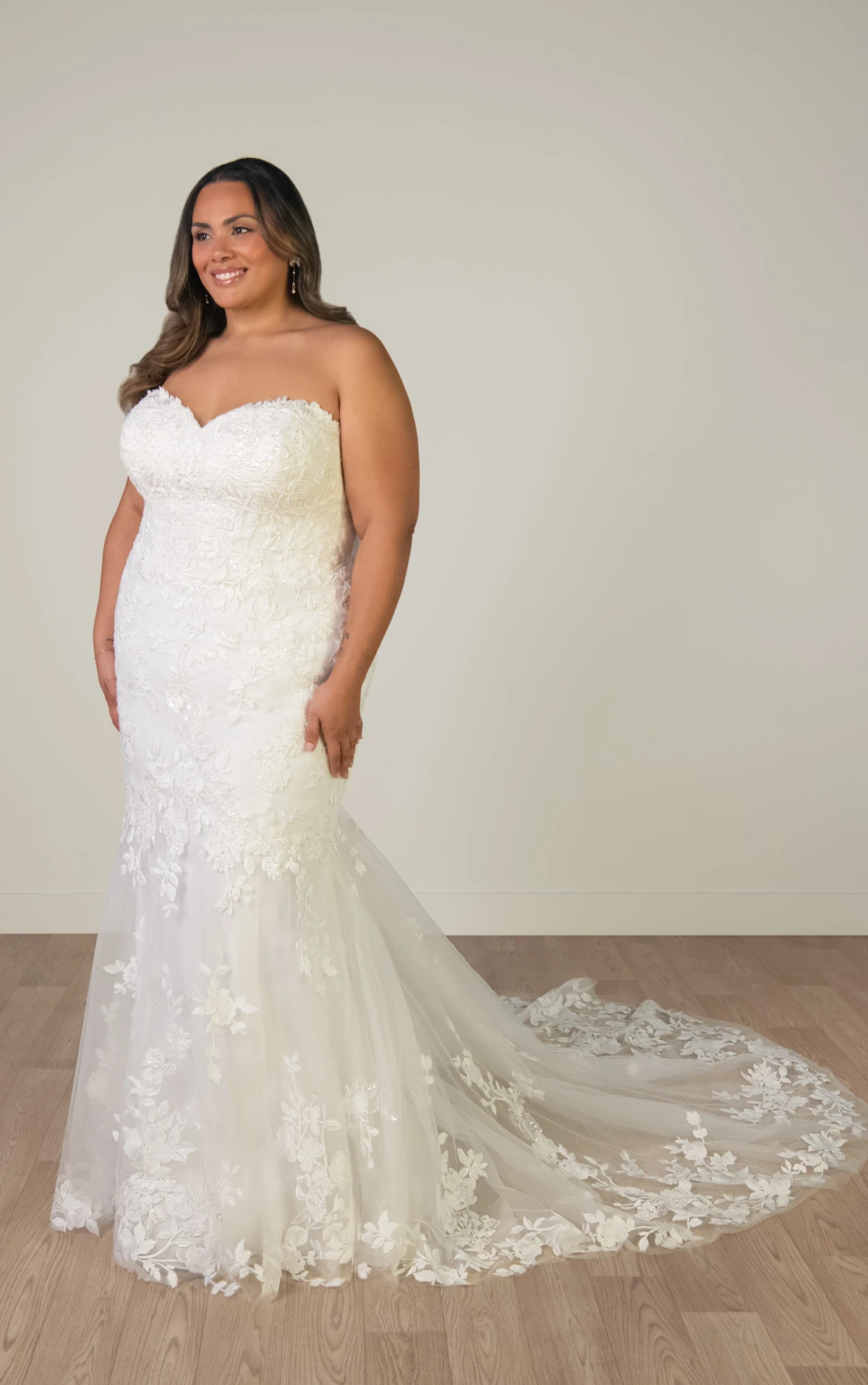 sy8332+ Plus Size Prinzessinnen-Brautkleid aus weichem Satin mit rundem Ausschnitt, Basken-Taille und Taschen  by Stella York