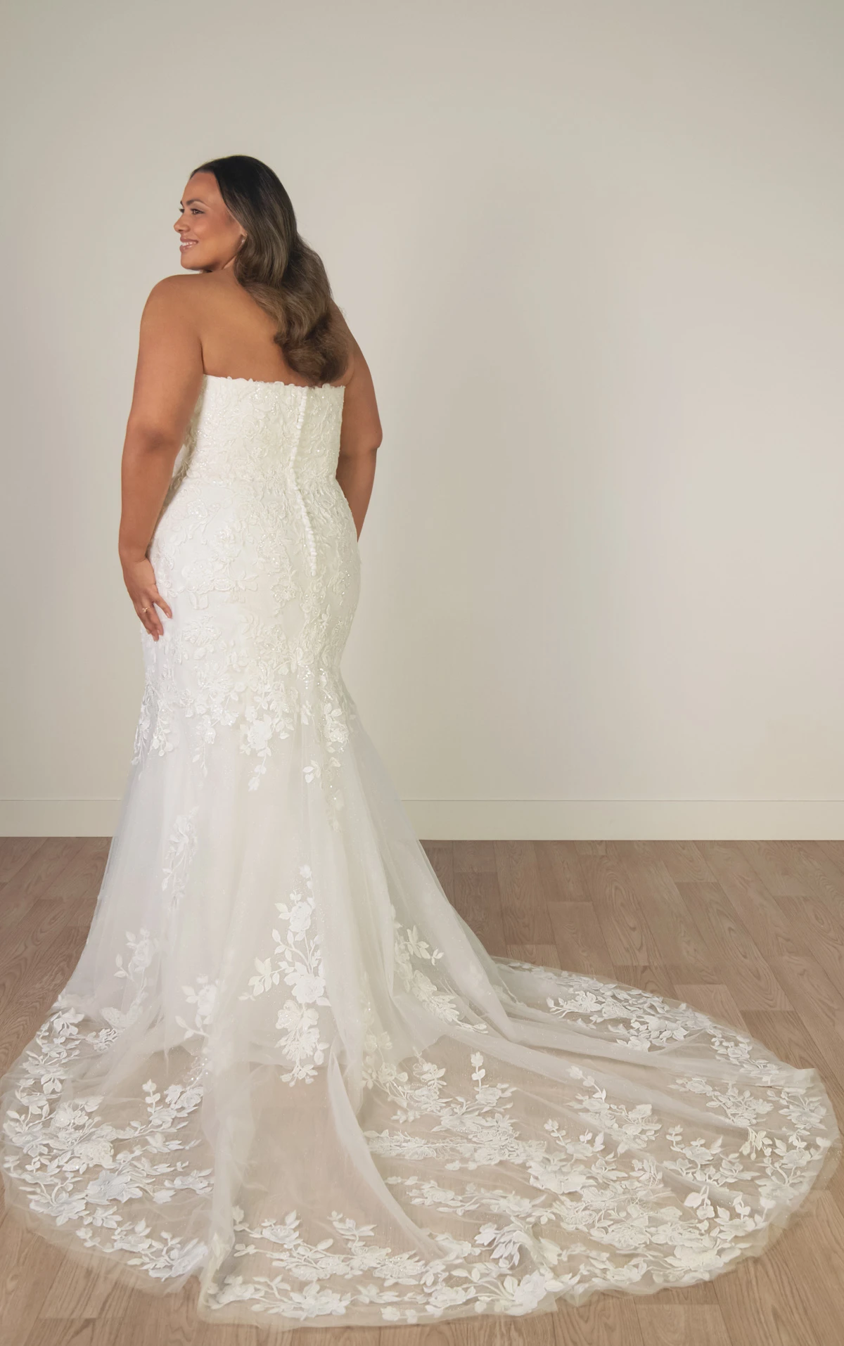 sy8332+ Plus Size Prinzessinnen-Brautkleid aus weichem Satin mit rundem Ausschnitt, Basken-Taille und Taschen  by Stella York
