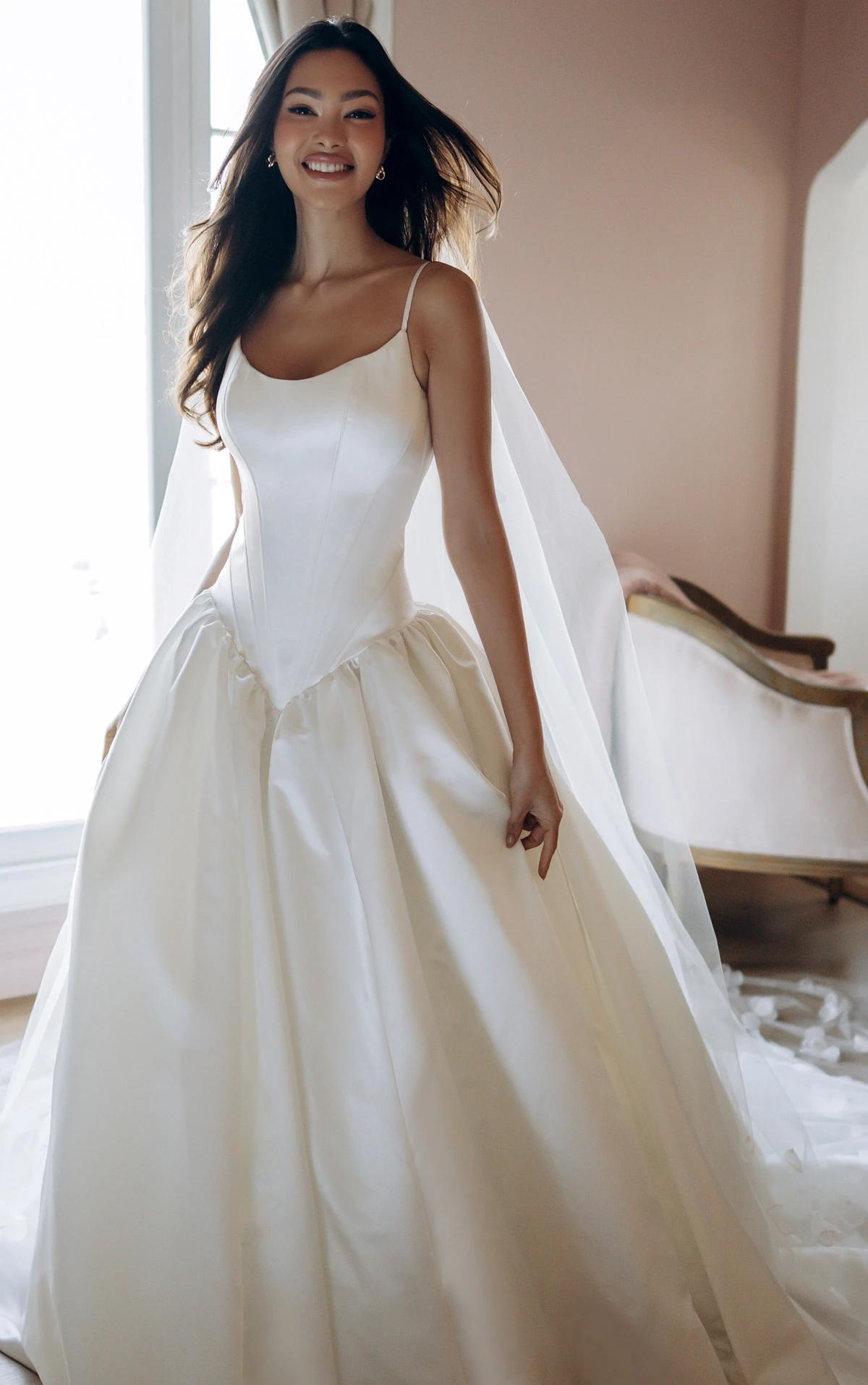 Ball-Brautkleid aus Soft Satin mit Rundhalsausschnitt, Baskentaille und Taschen, SY8334, byStella York