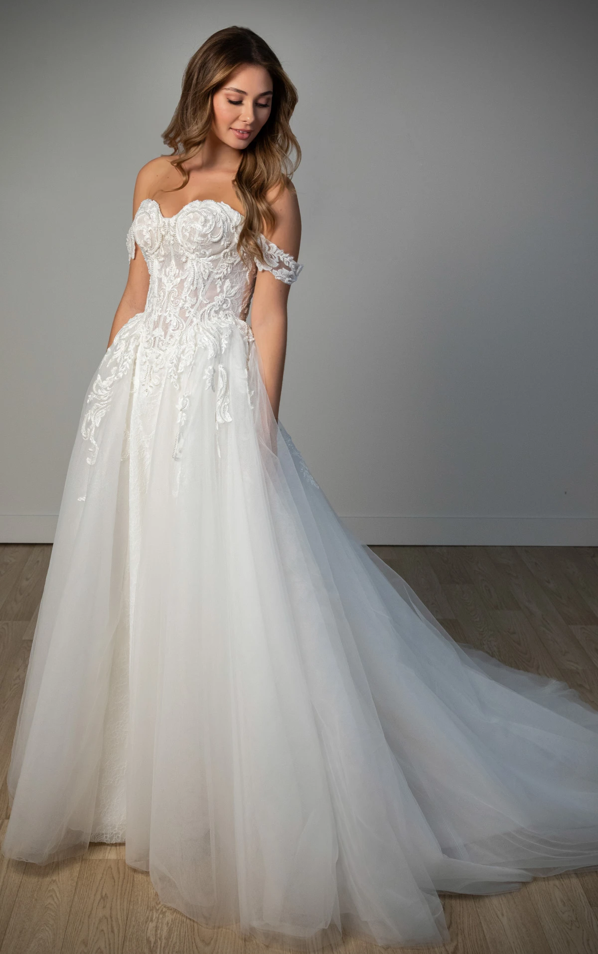 sy8345 Schulterfreies A-Linien-Brautkleid aus Spitze und Tüll mit abnehmbaren floralen Trägern by Stella York